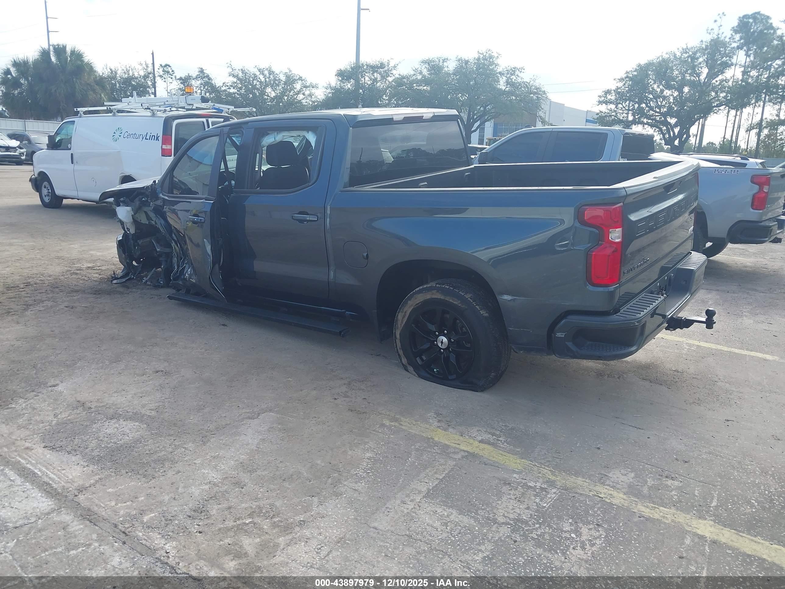 CHEVROLET SILVERADO image 3