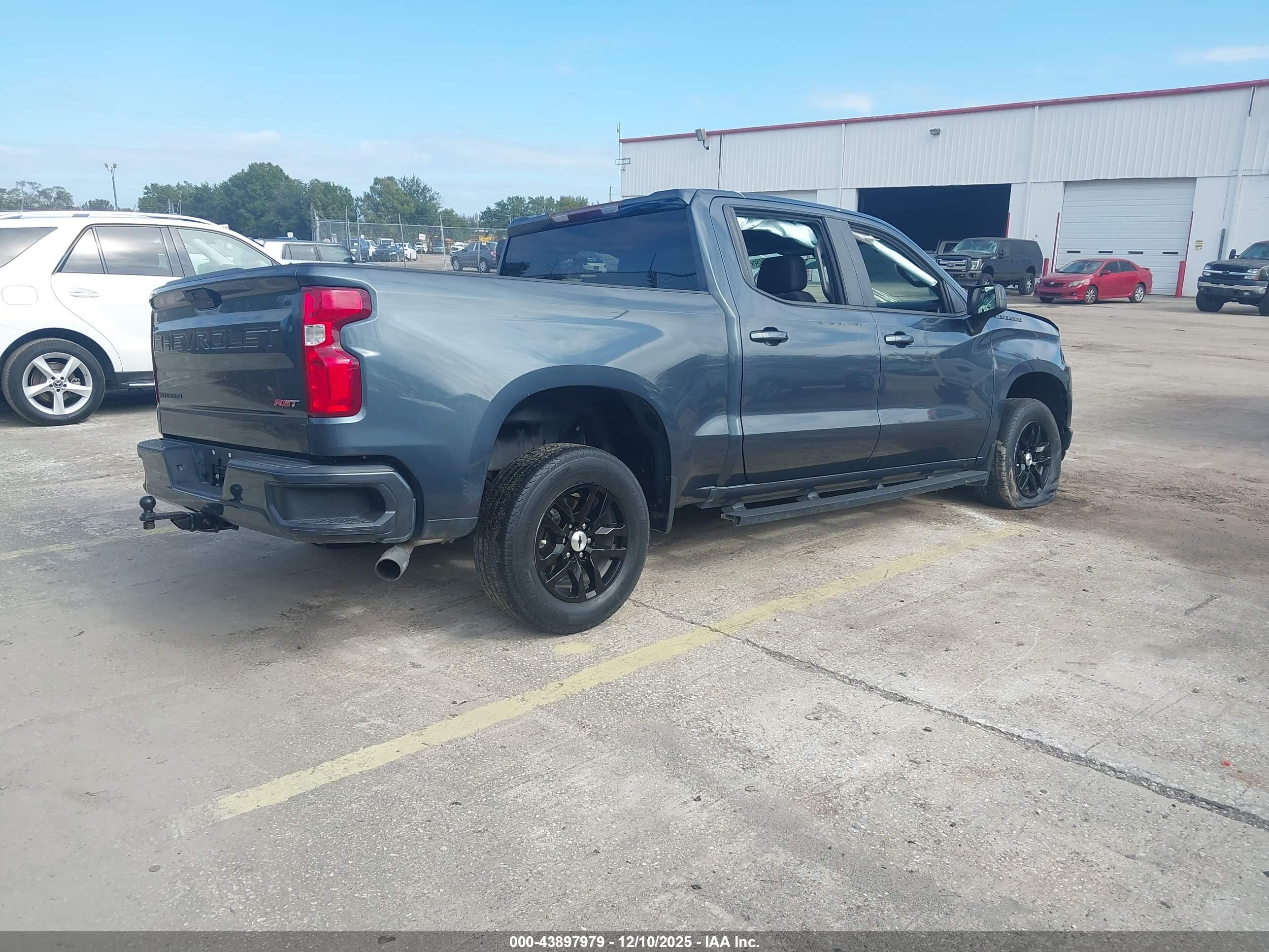 CHEVROLET SILVERADO image 4