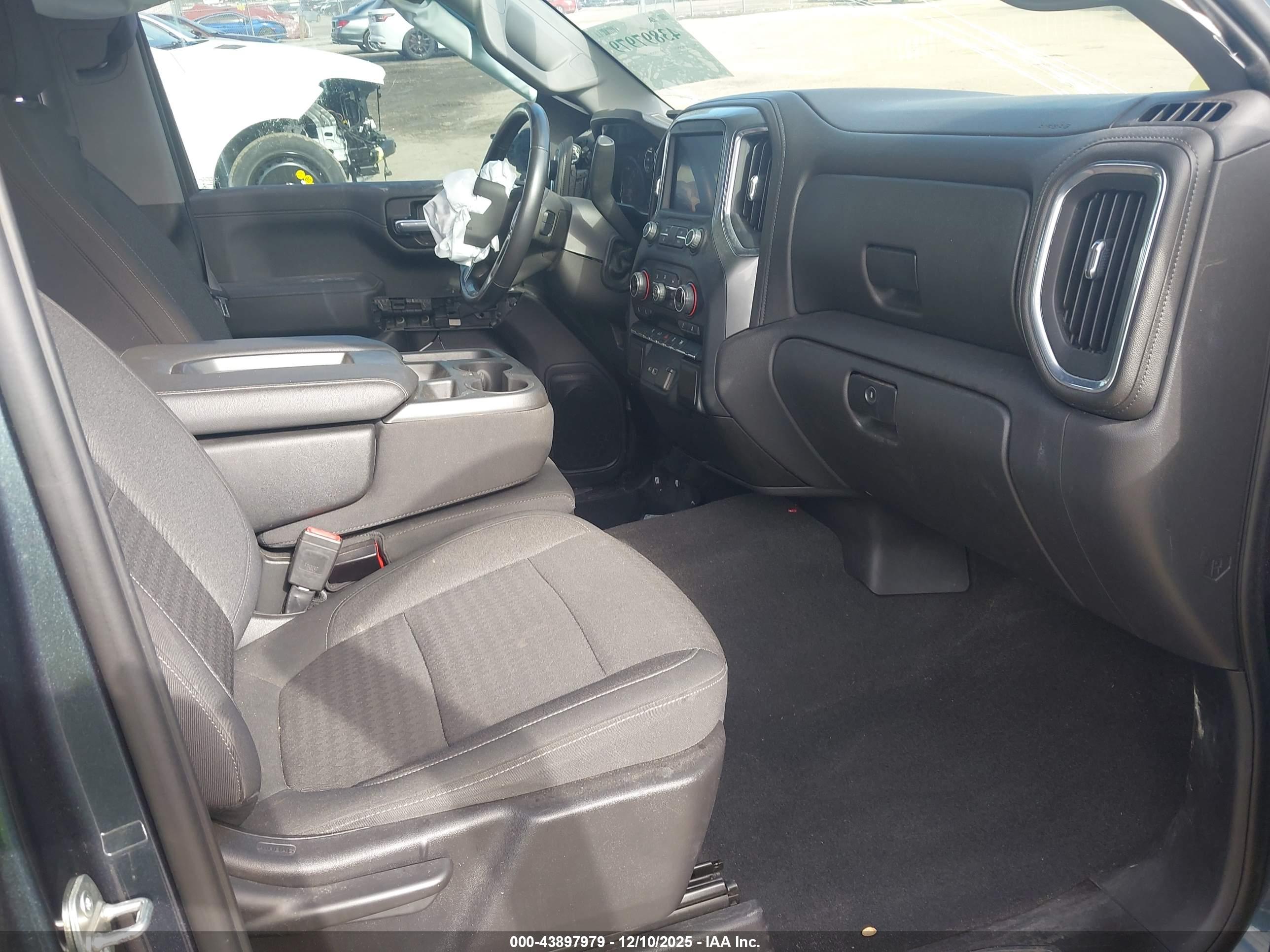 CHEVROLET SILVERADO image 5