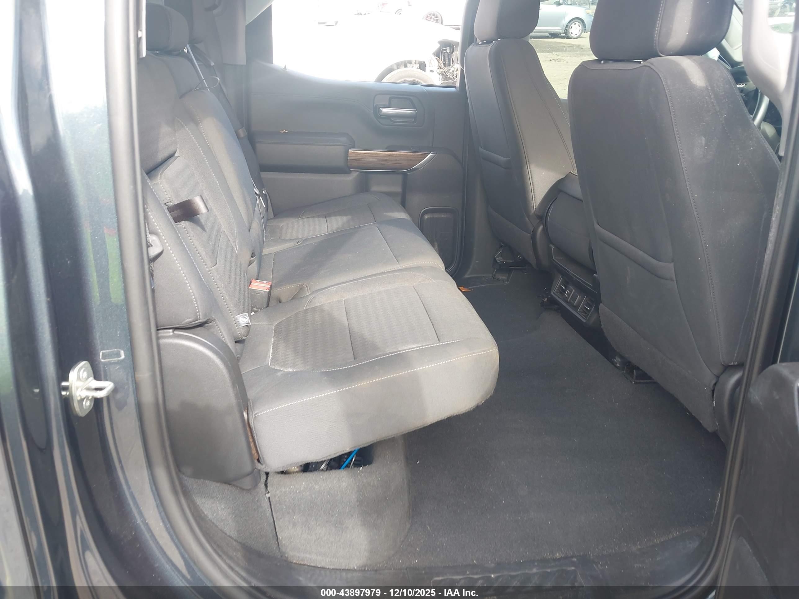 CHEVROLET SILVERADO image 8