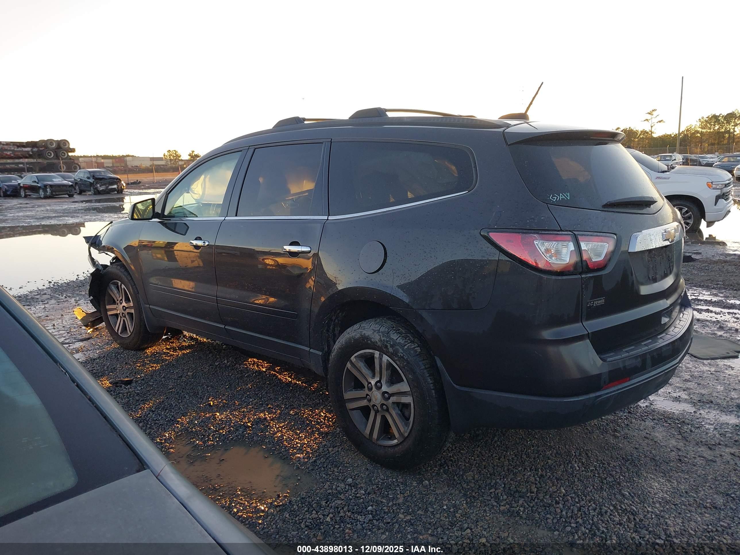 CHEVROLET TRAVERSE image 3