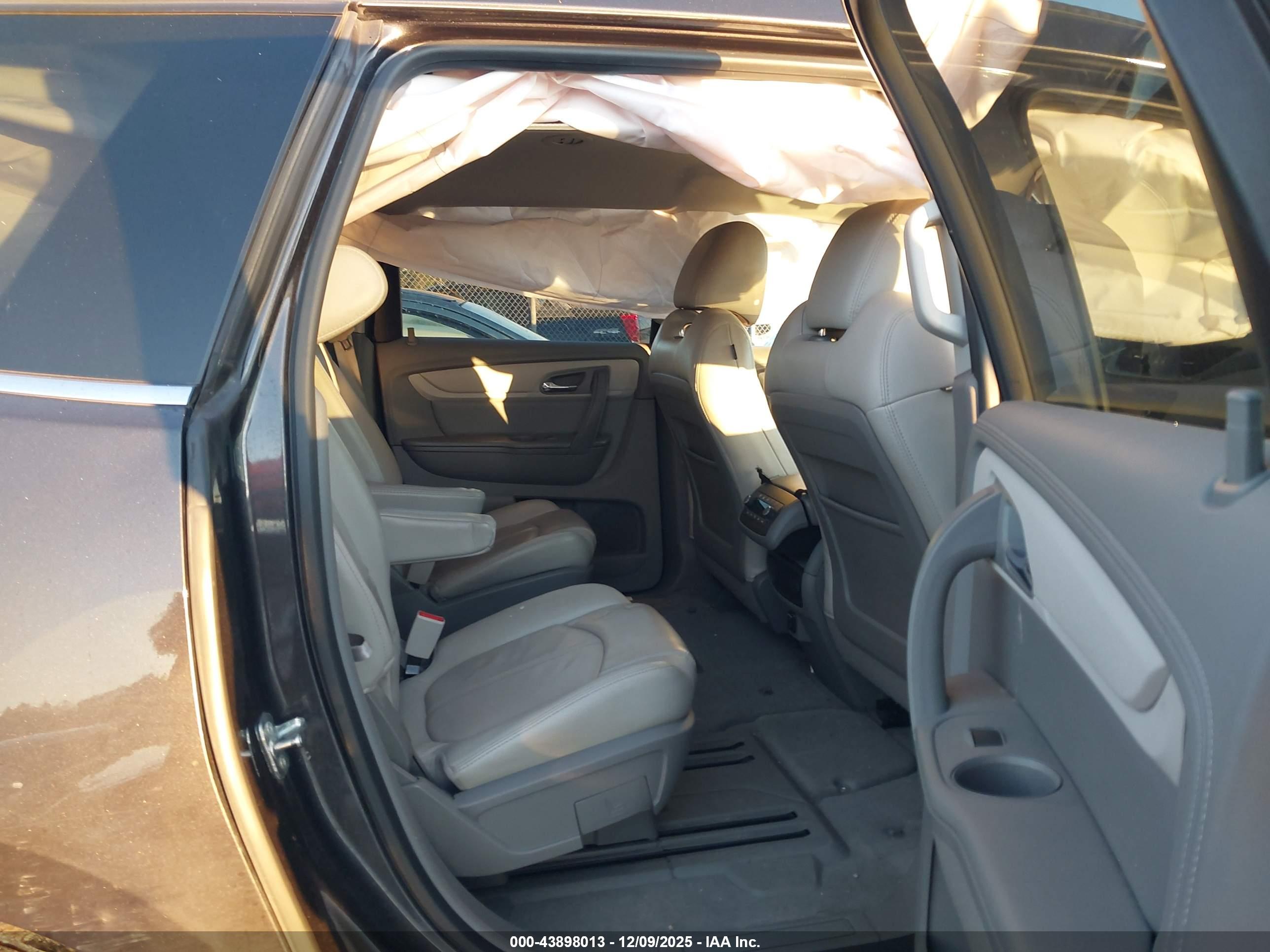 CHEVROLET TRAVERSE image 8