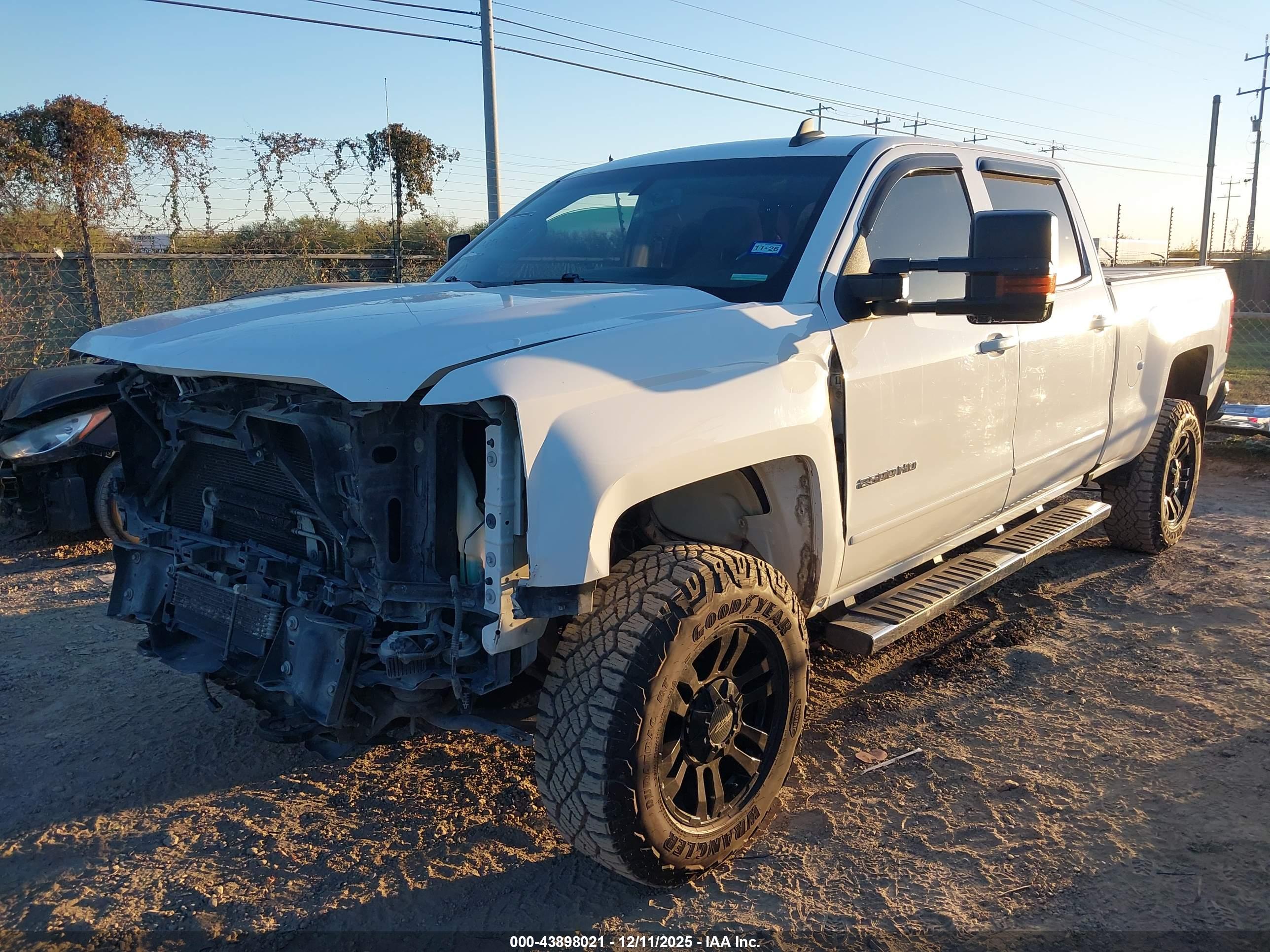 CHEVROLET SILVERADO image 2