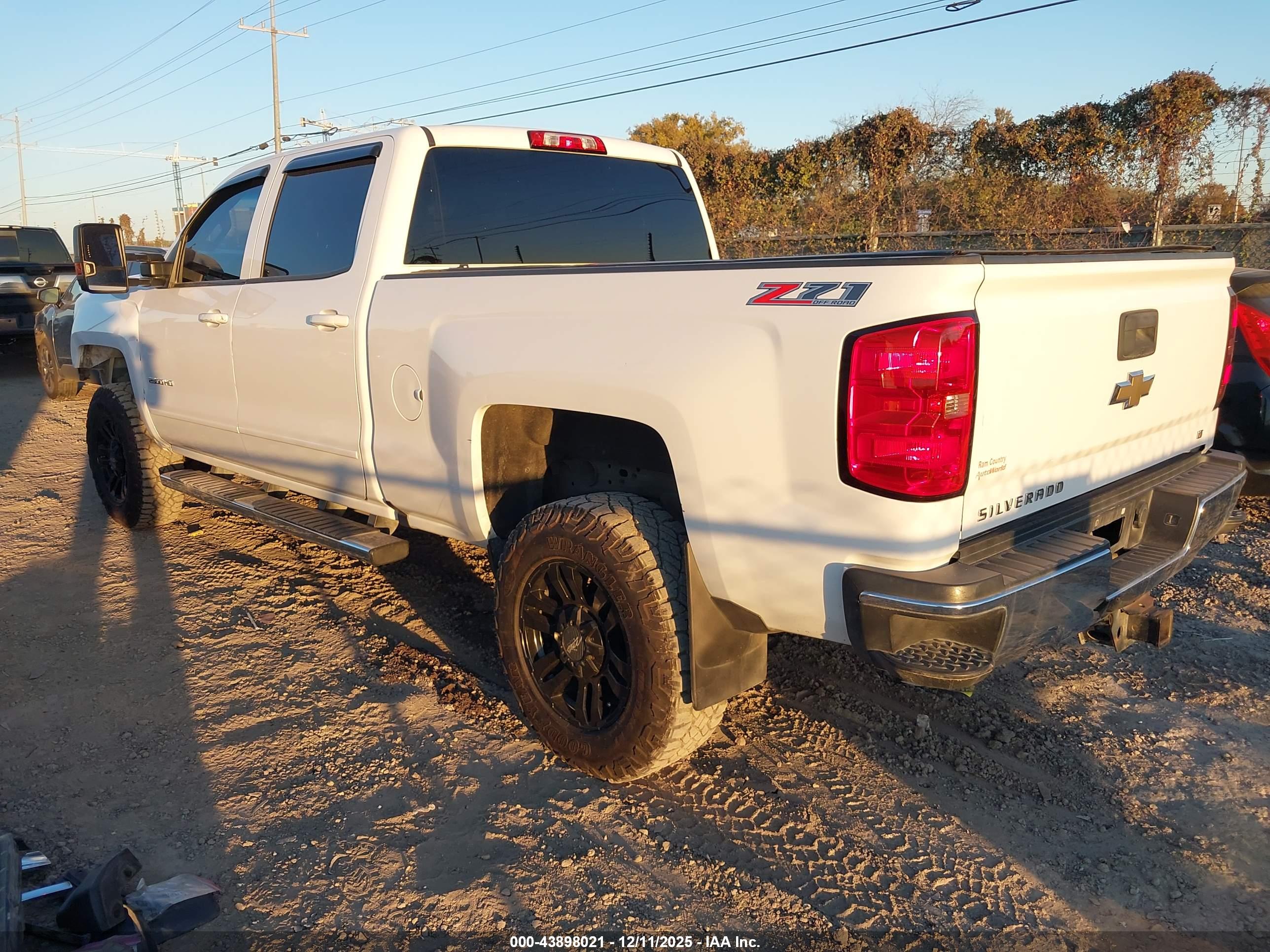 CHEVROLET SILVERADO image 3