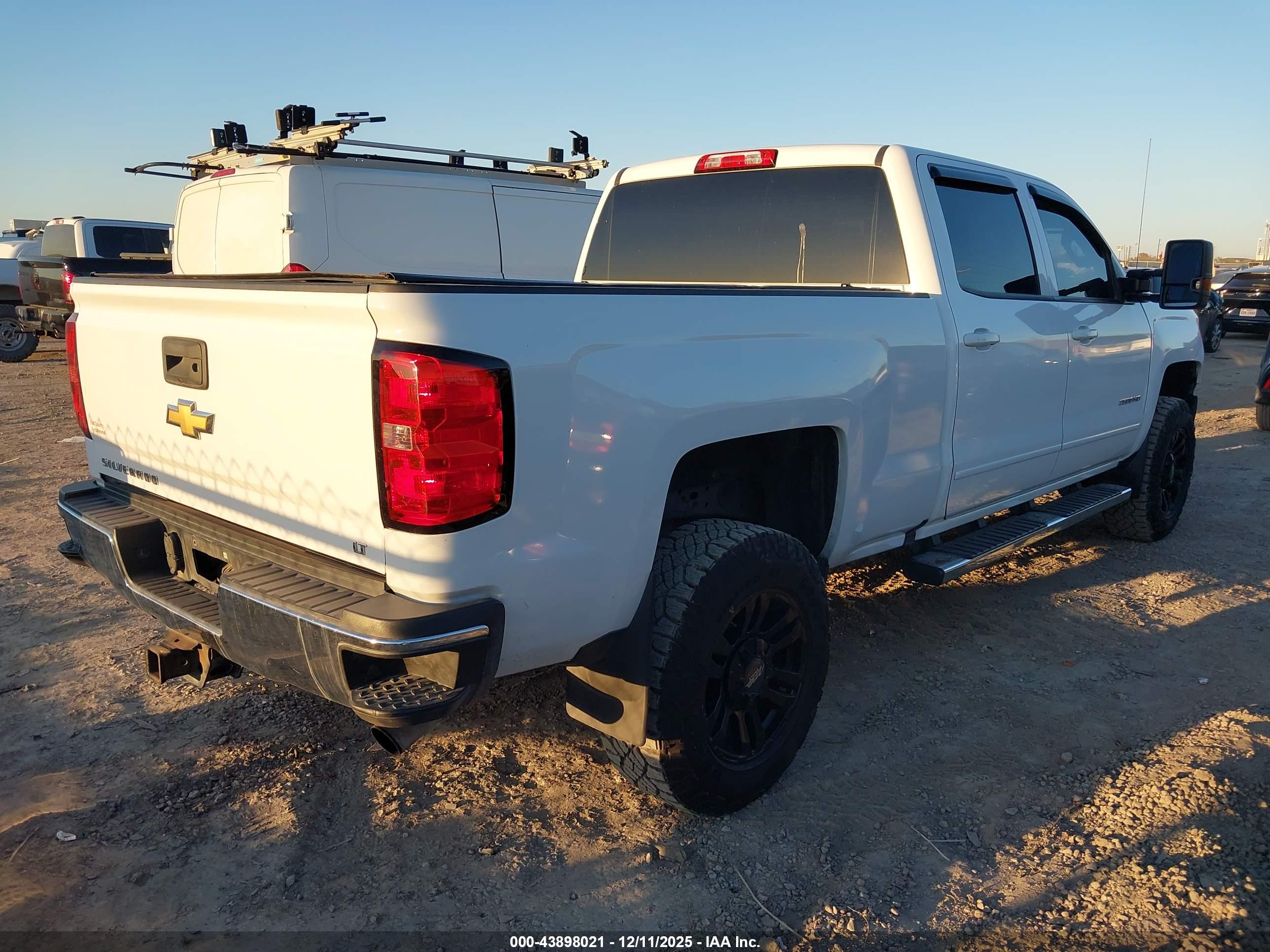 CHEVROLET SILVERADO image 4