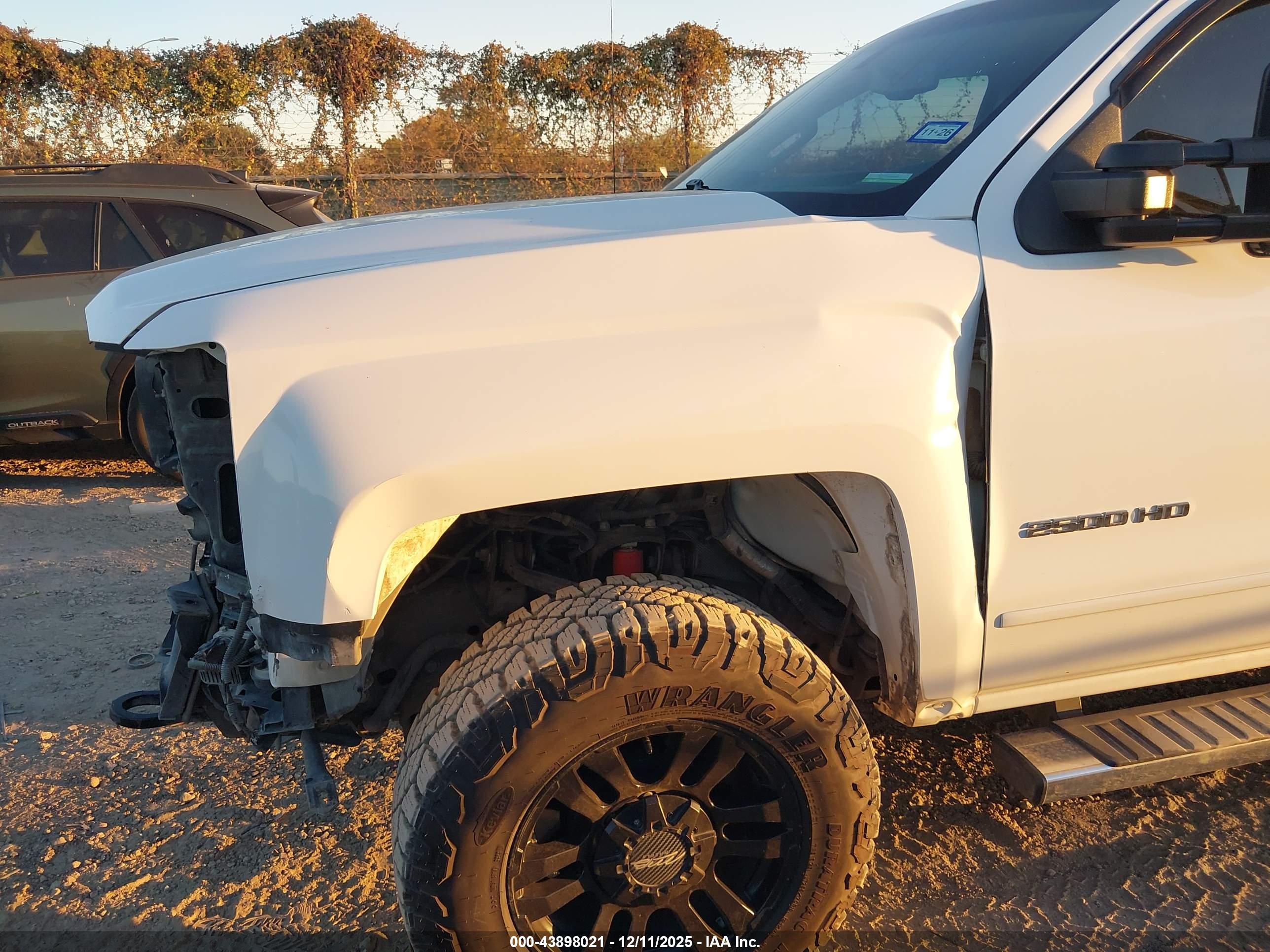 CHEVROLET SILVERADO image 6