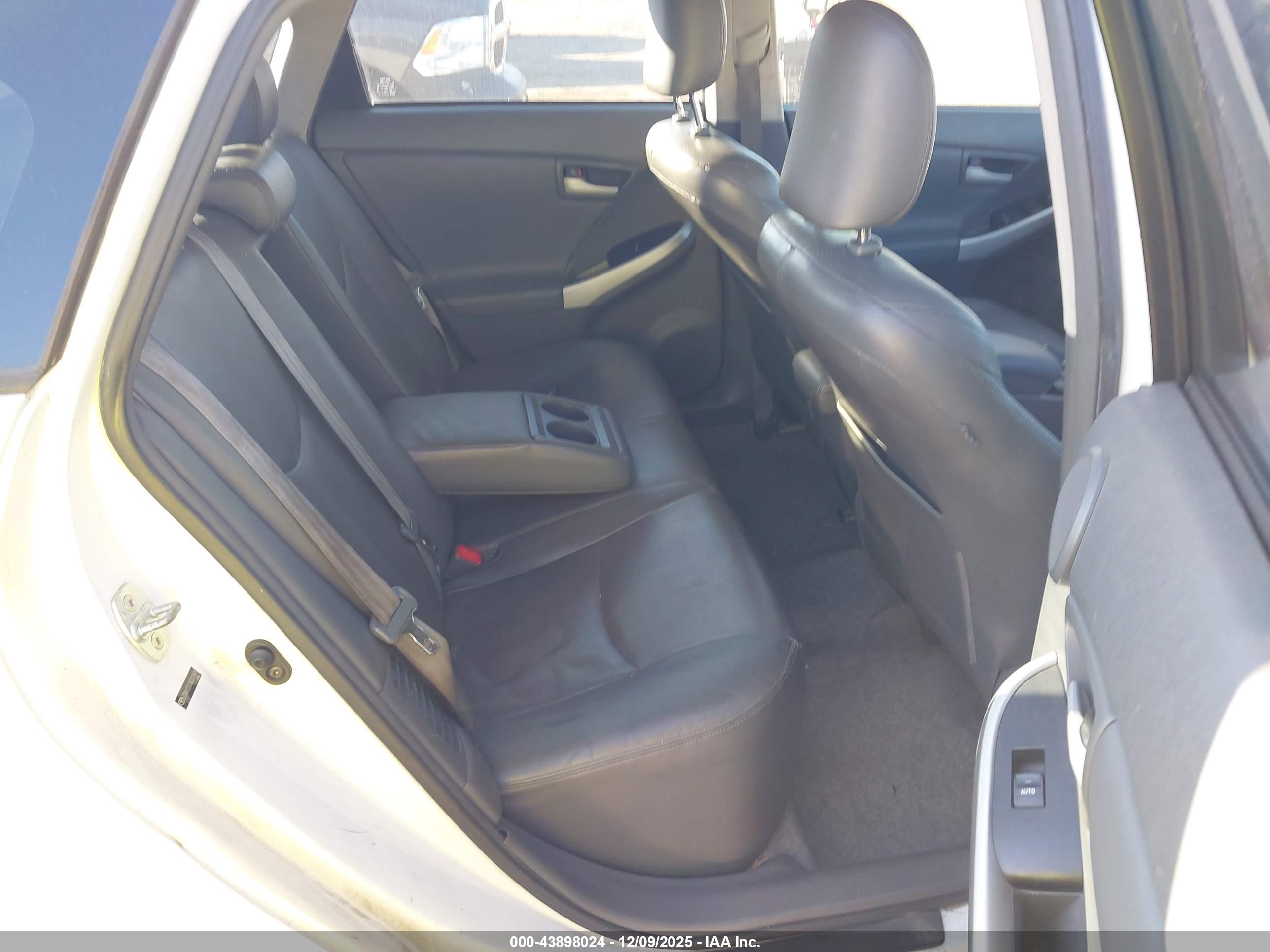 TOYOTA PRIUS image 8