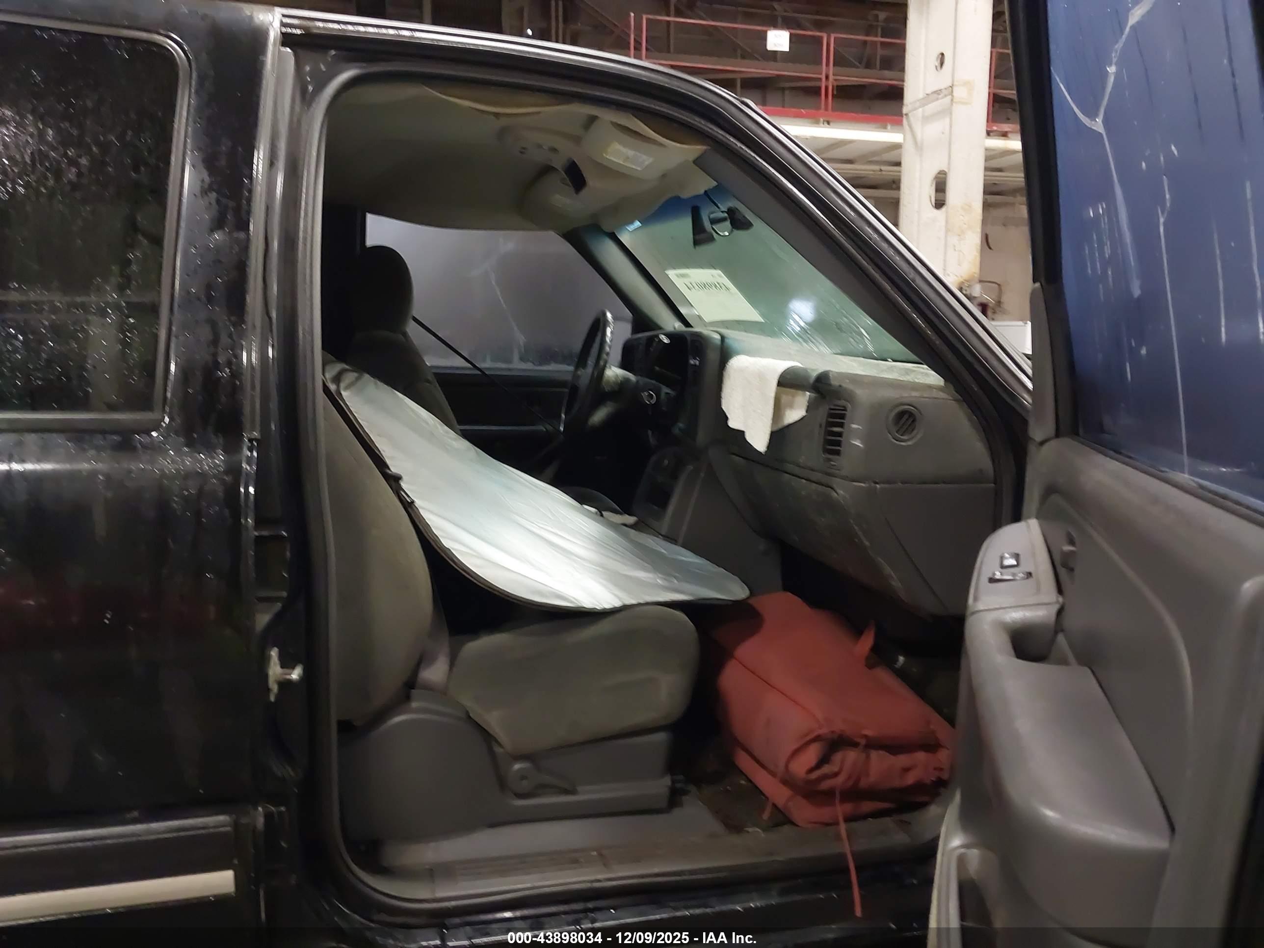 CHEVROLET SILVERADO image 5