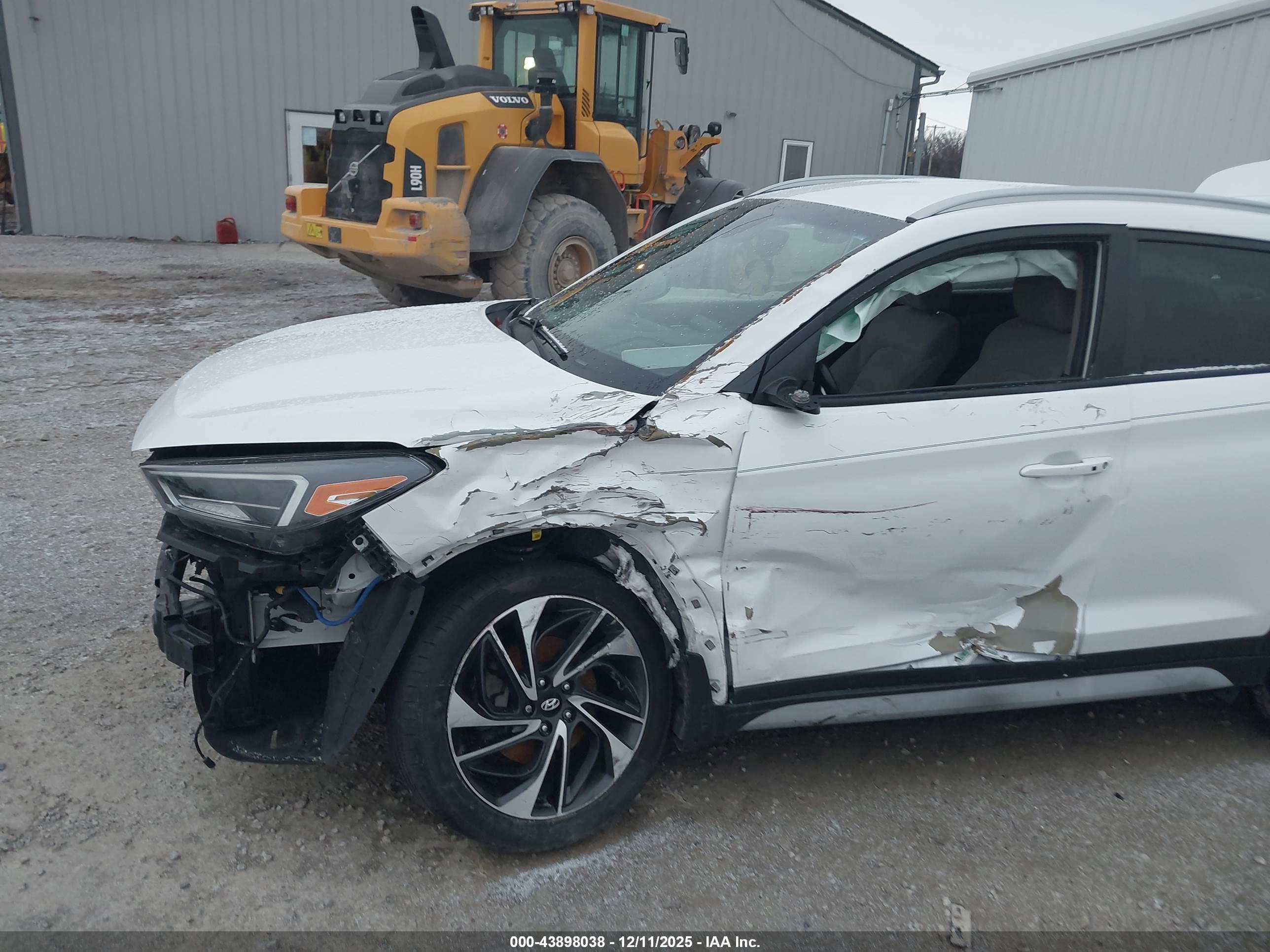 HYUNDAI TUCSON image 6