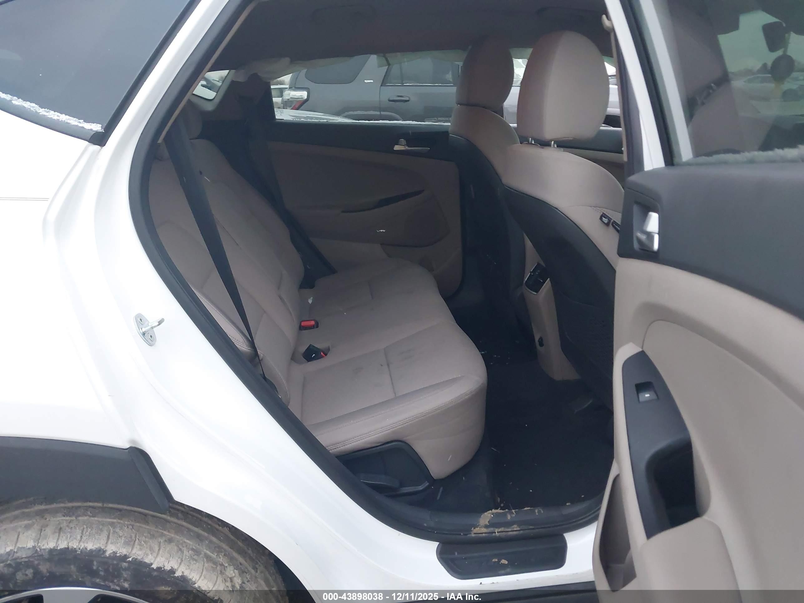 HYUNDAI TUCSON image 8