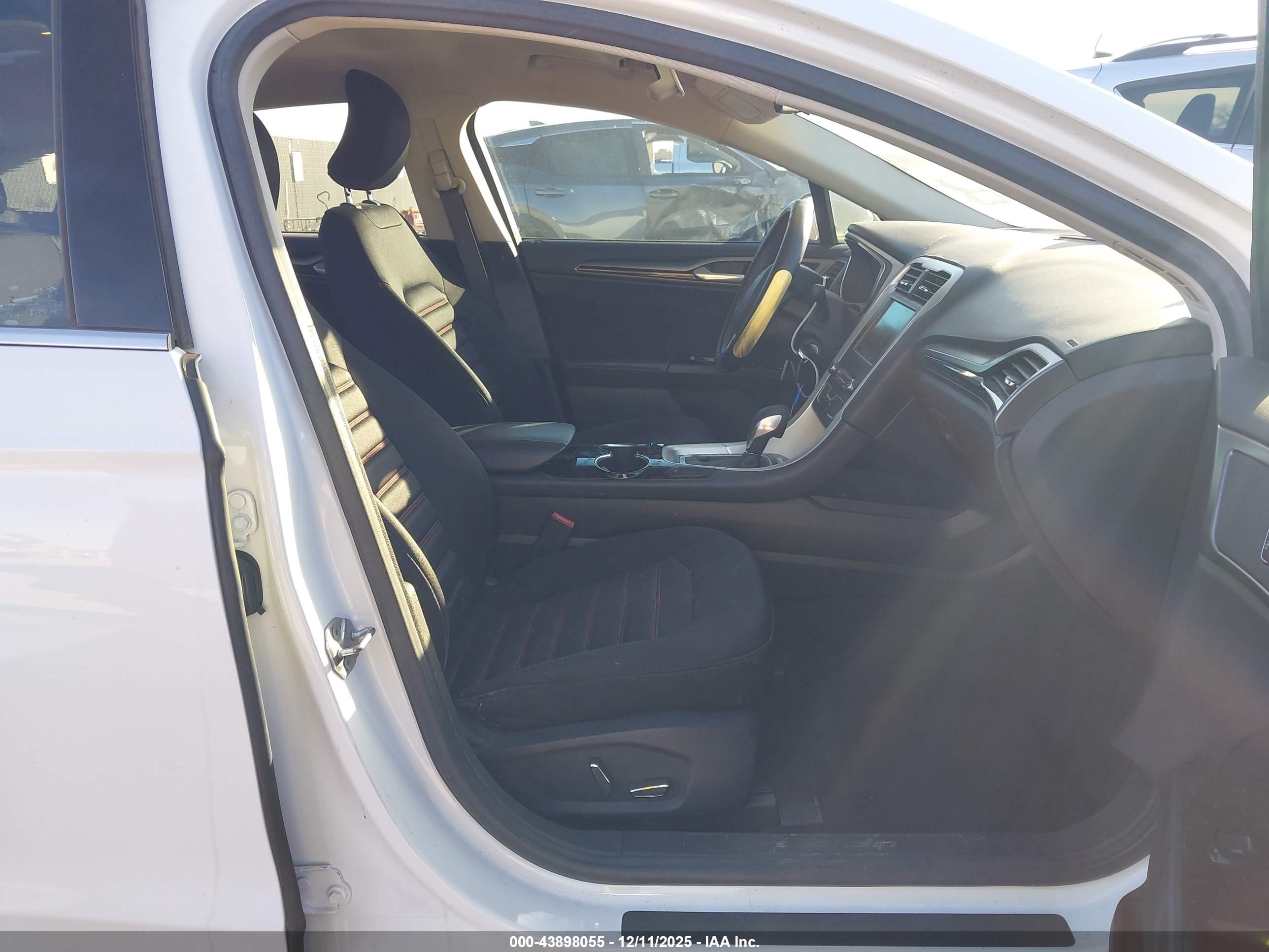 FORD FUSION image 5