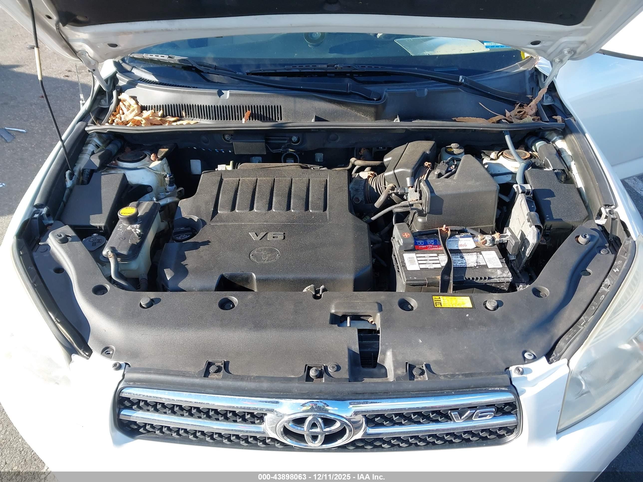 TOYOTA RAV4 image 10