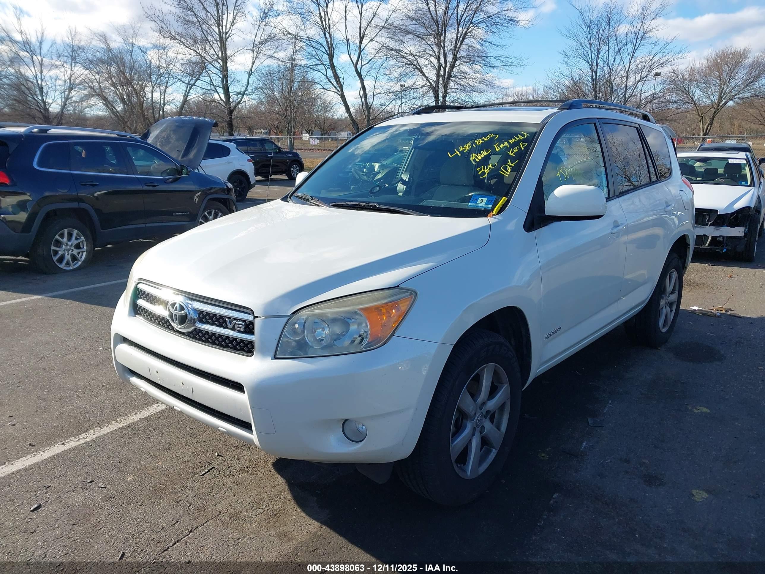 TOYOTA RAV4 image 2