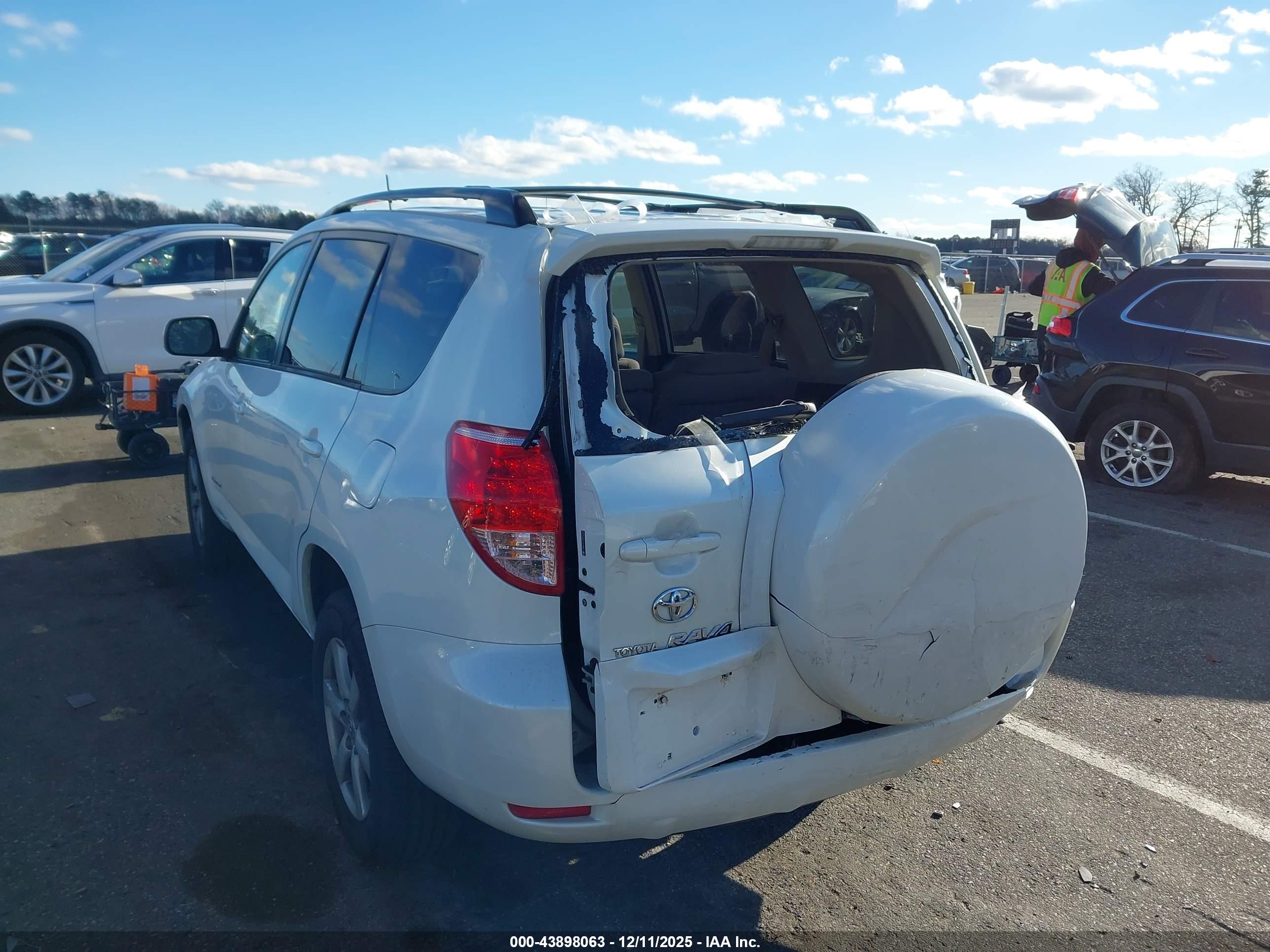 TOYOTA RAV4 image 6