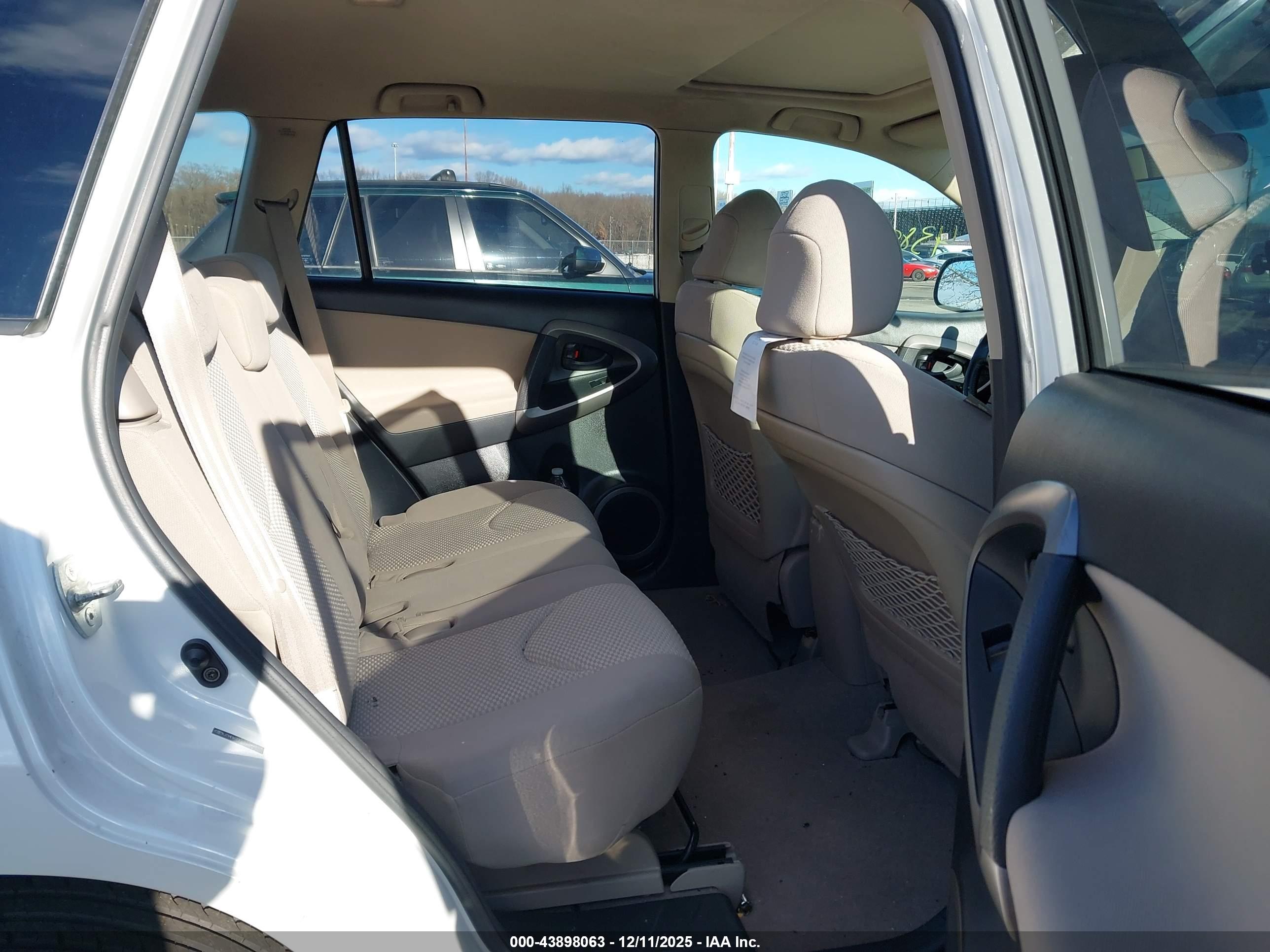 TOYOTA RAV4 image 8