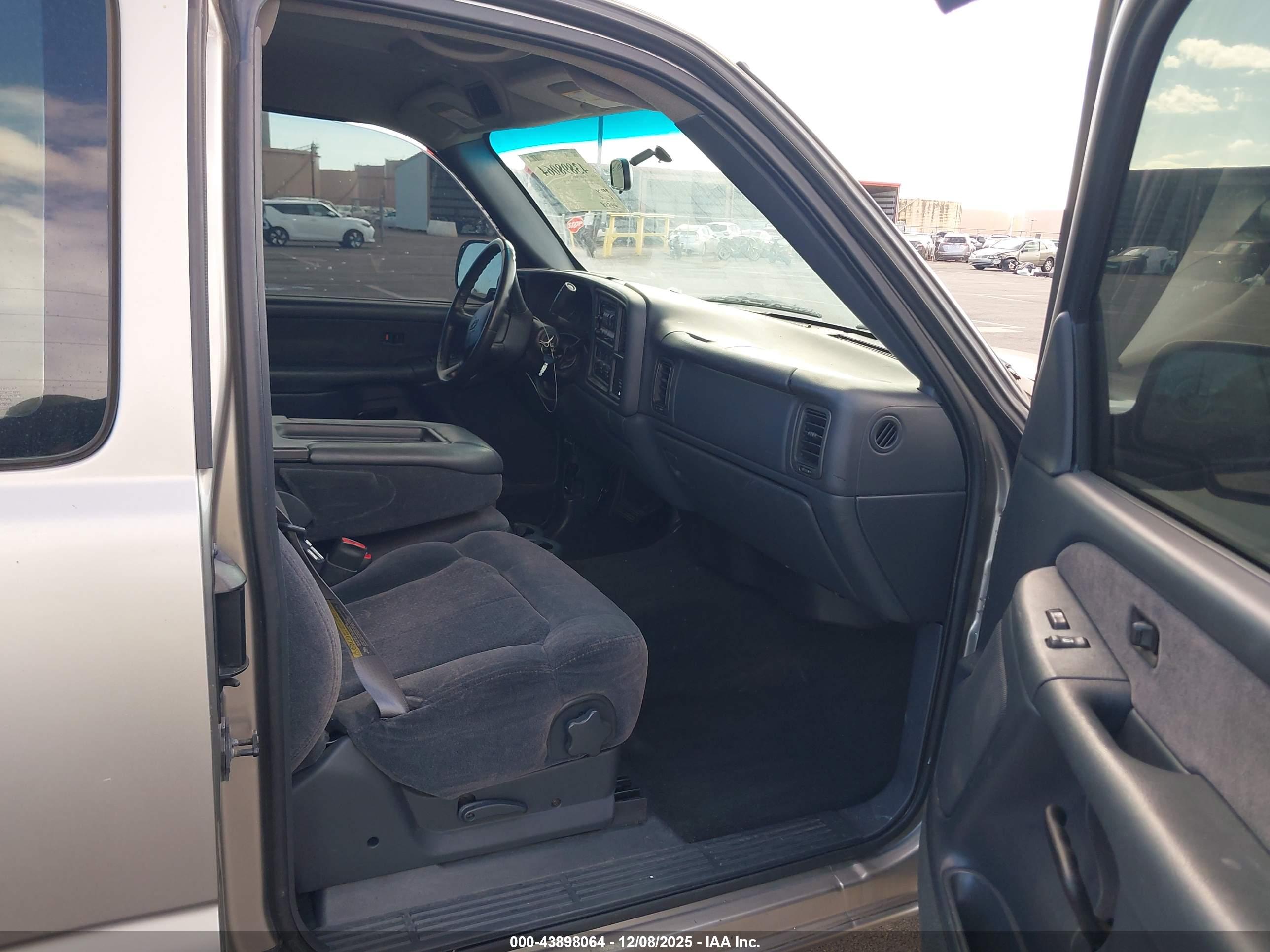 CHEVROLET SILVERADO image 5