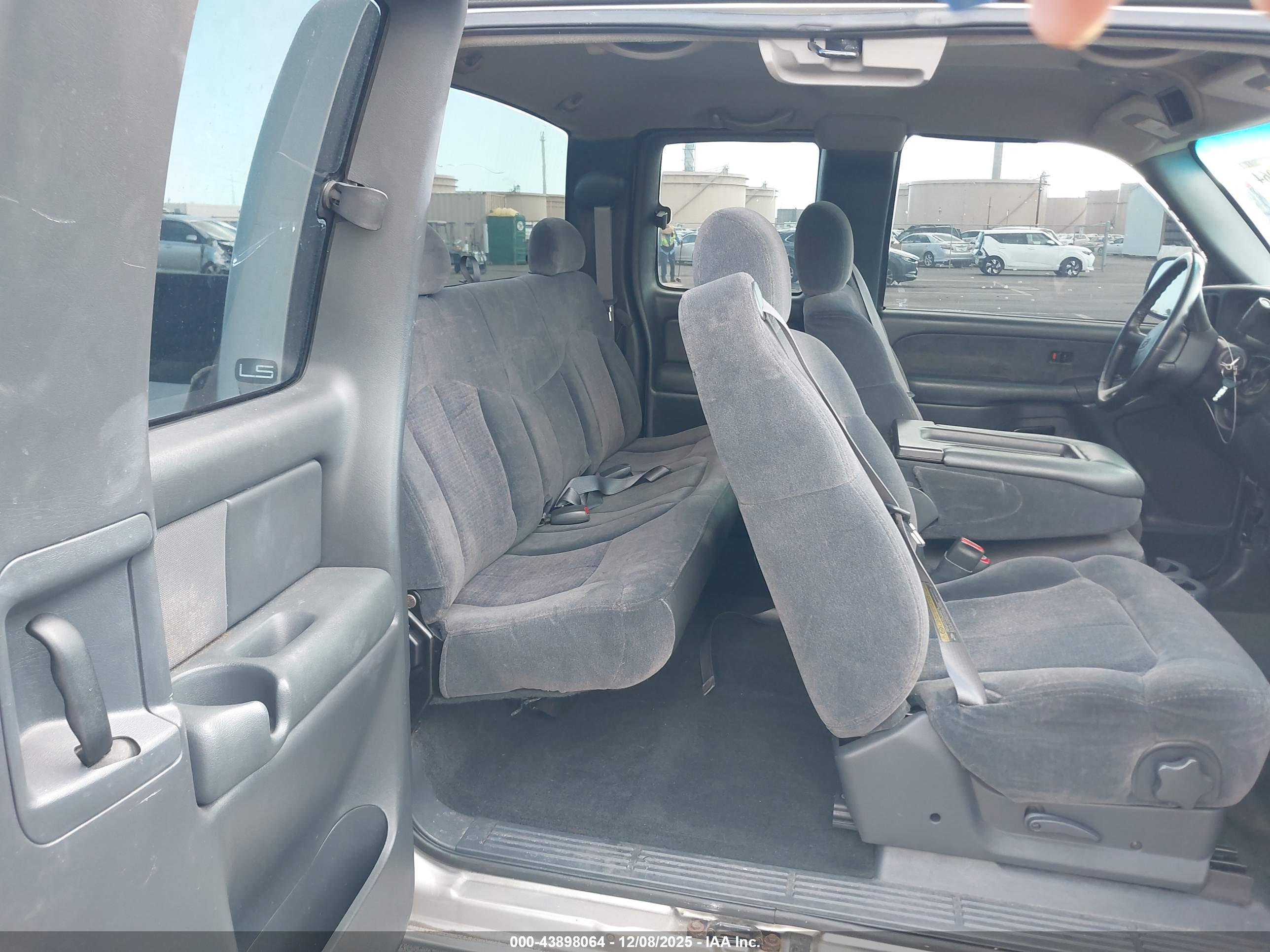 CHEVROLET SILVERADO image 8