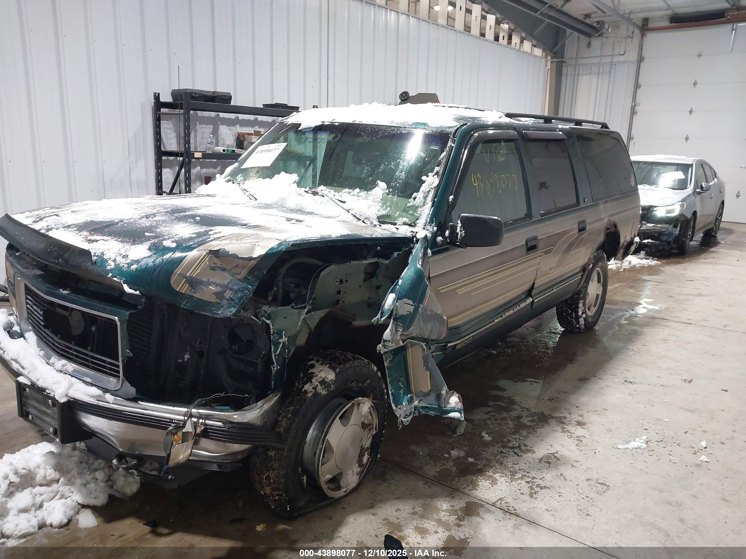 GMC SUBURBAN image 2