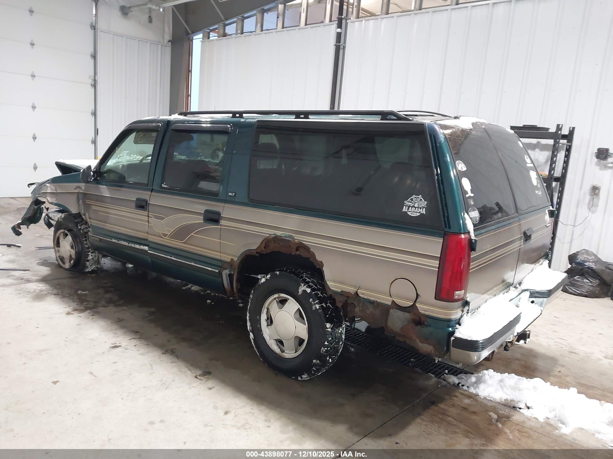 GMC SUBURBAN image 3