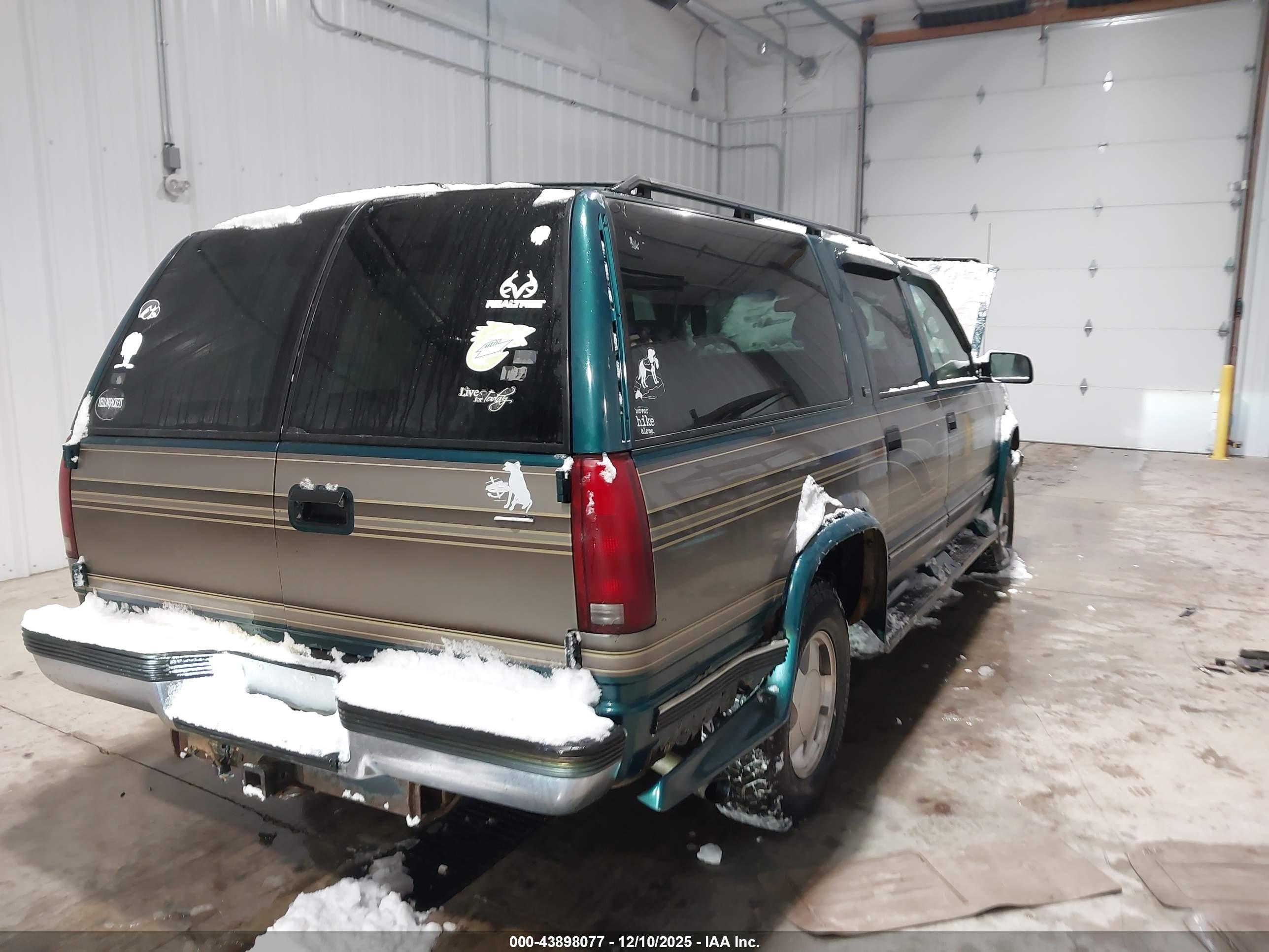 GMC SUBURBAN image 4