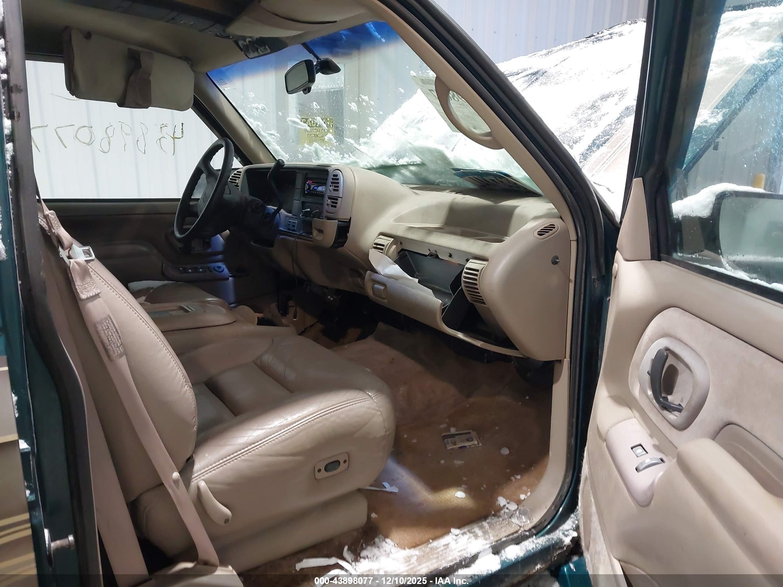 GMC SUBURBAN image 5