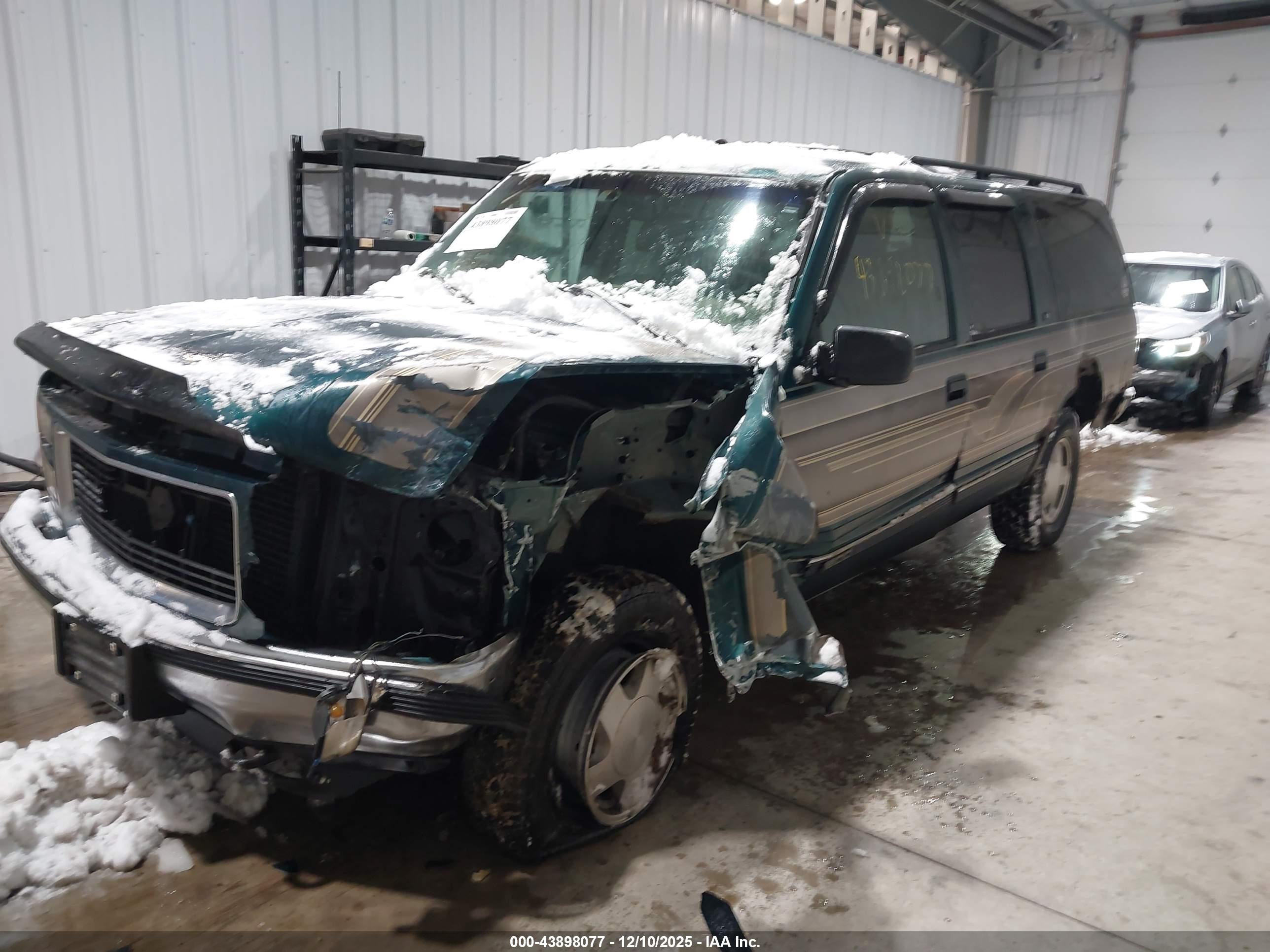 GMC SUBURBAN image 6