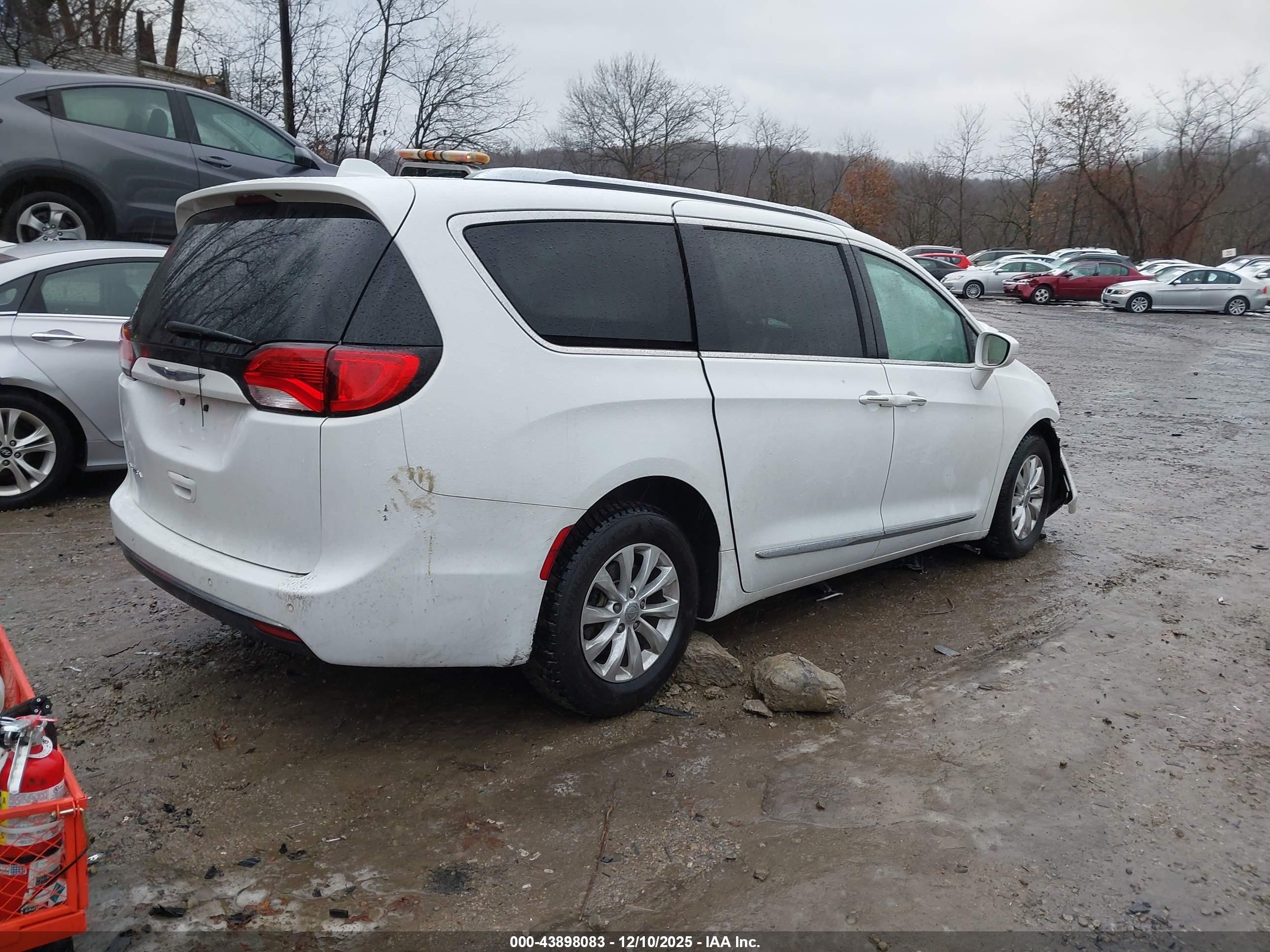 CHRYSLER PACIFICA image 4