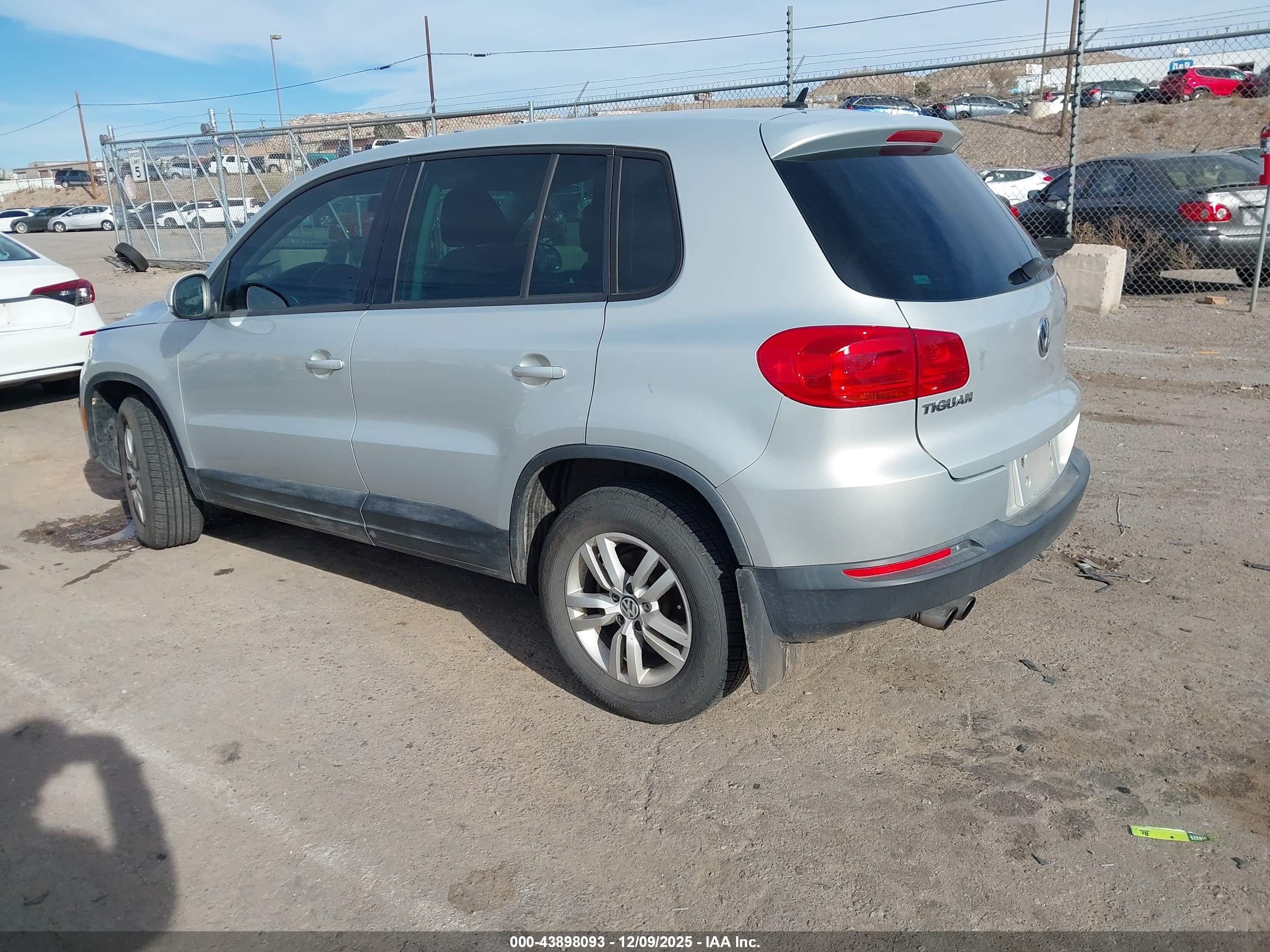 VOLKSWAGEN TIGUAN image 3