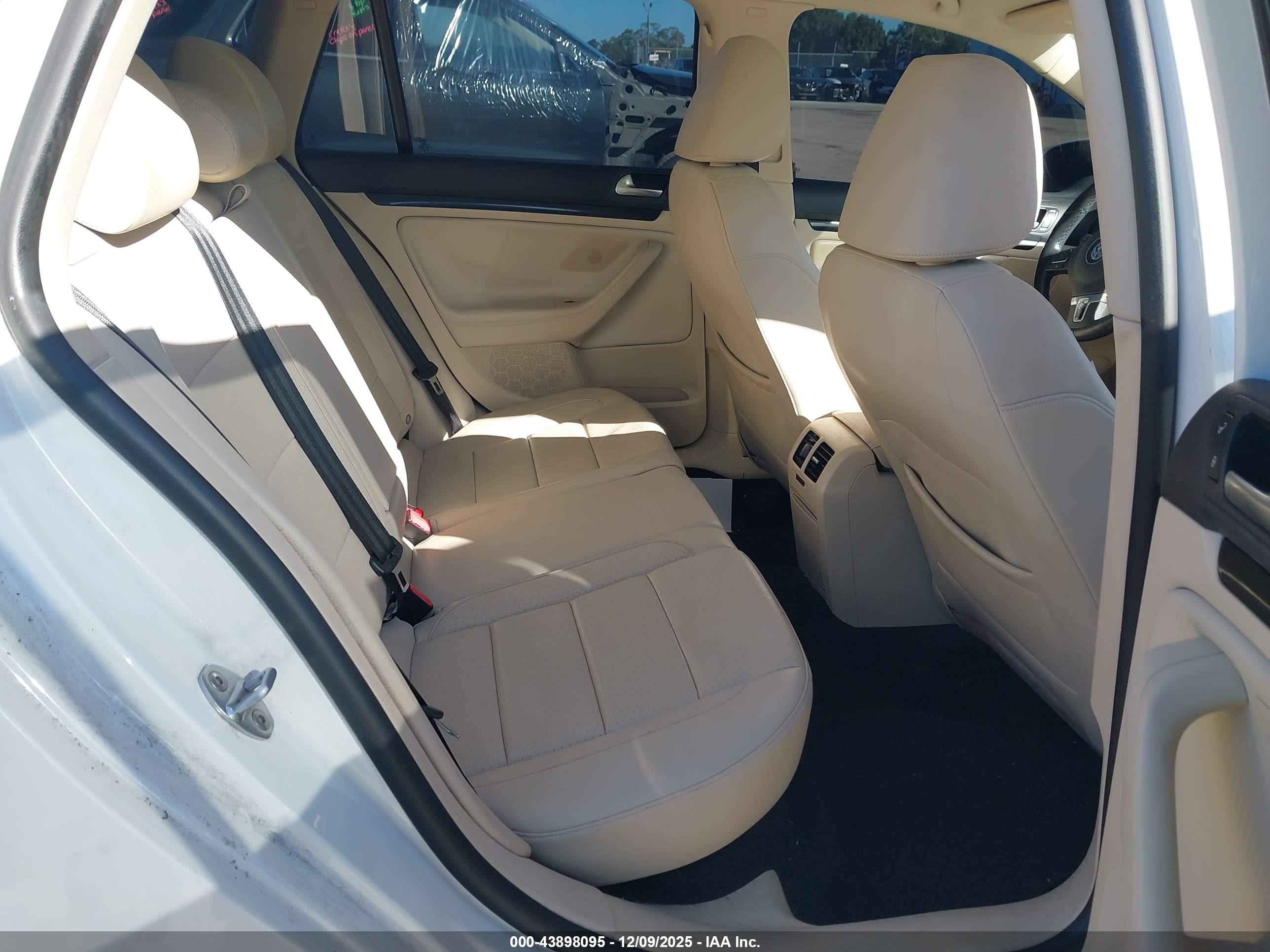 VOLKSWAGEN JETTA image 8
