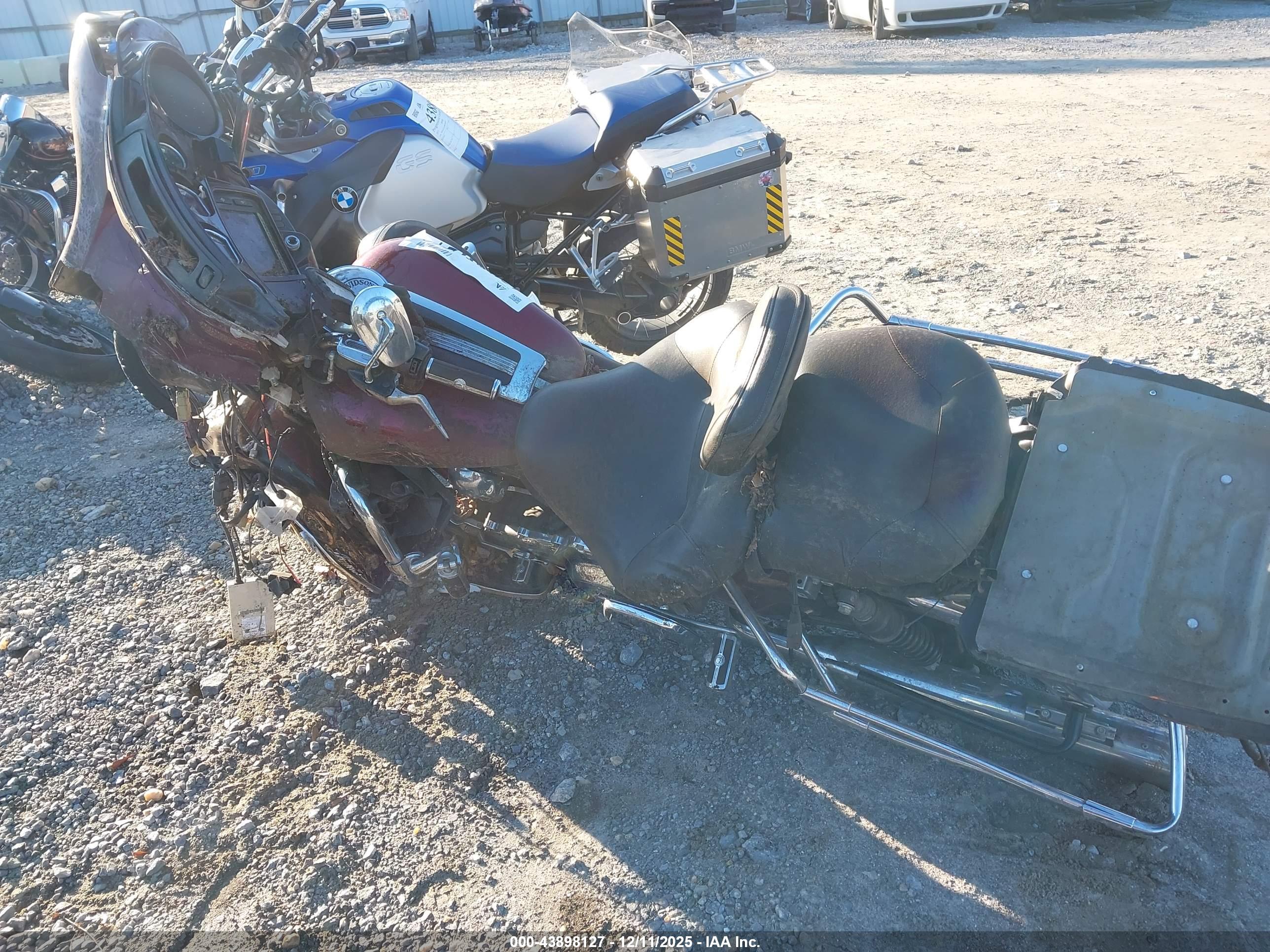 HARLEY-DAVIDSON FLHTKL image 3