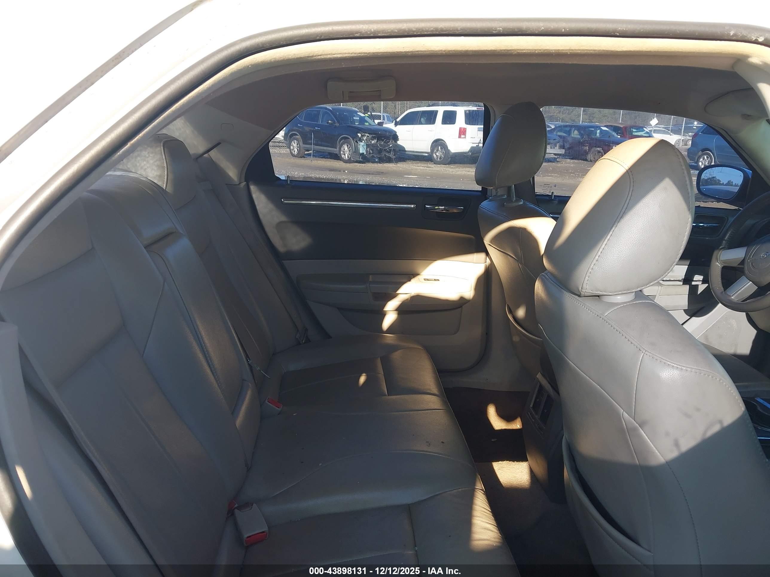 CHRYSLER 300 image 8