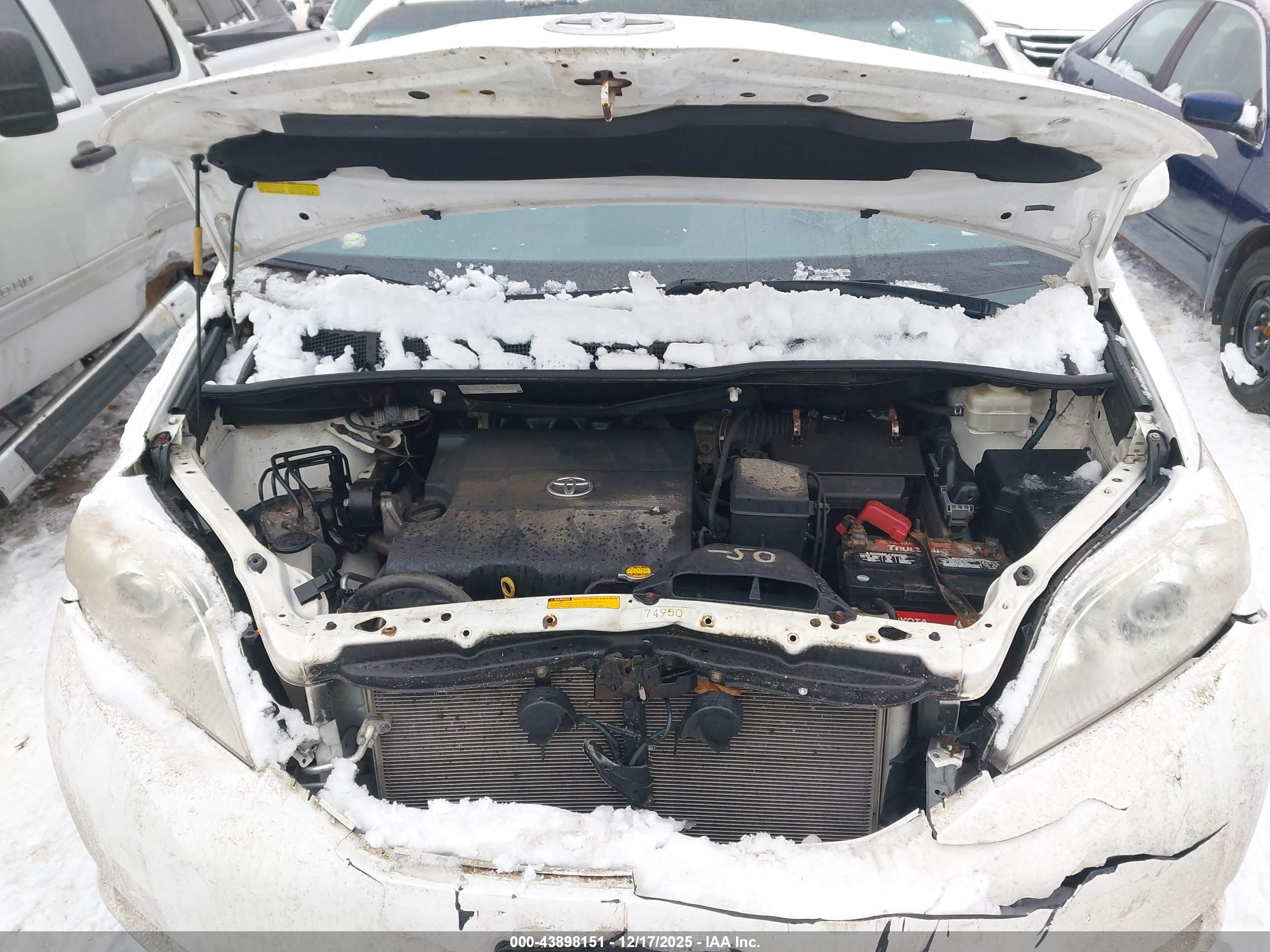 TOYOTA SIENNA image 10