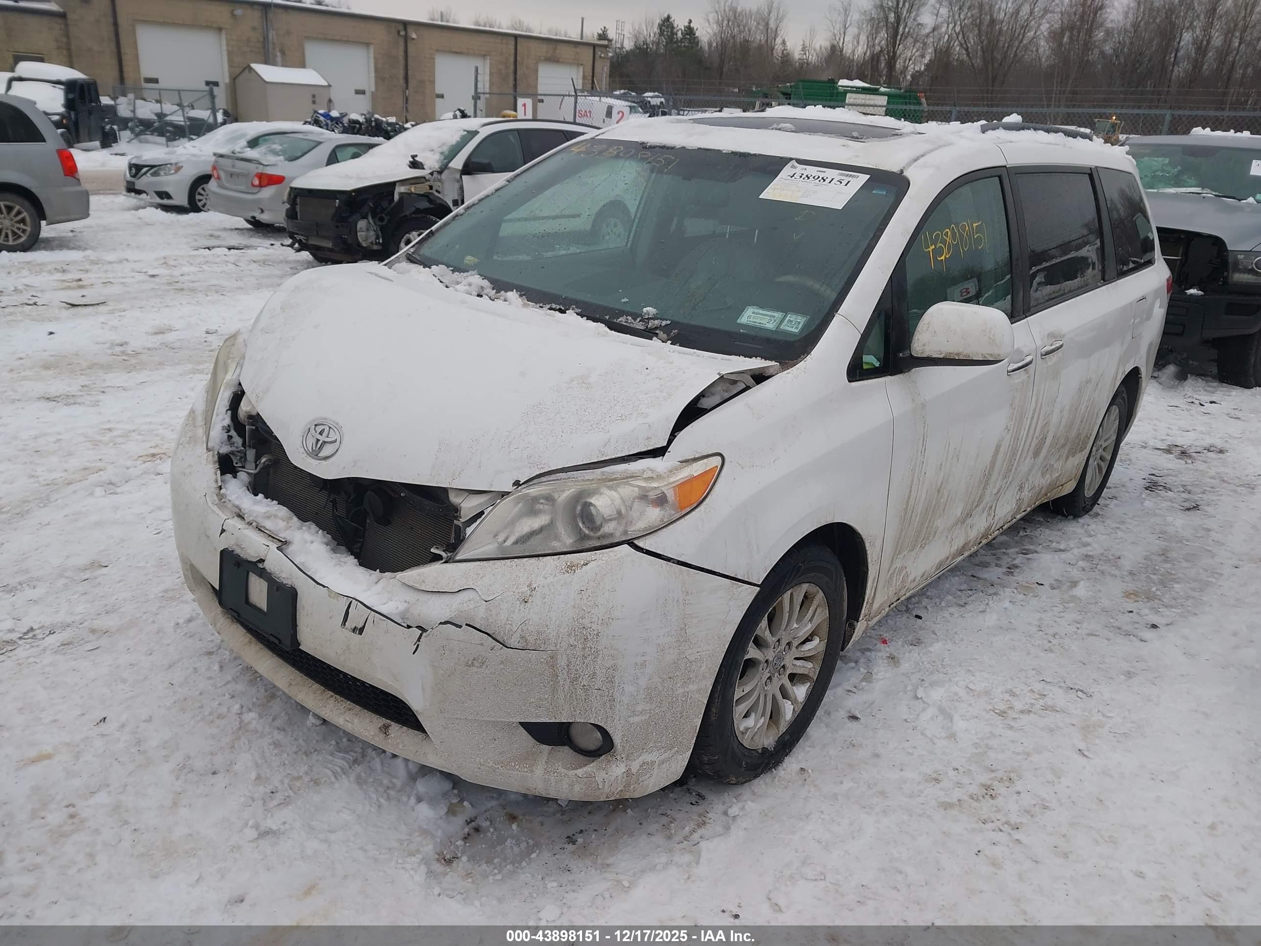 TOYOTA SIENNA image 2