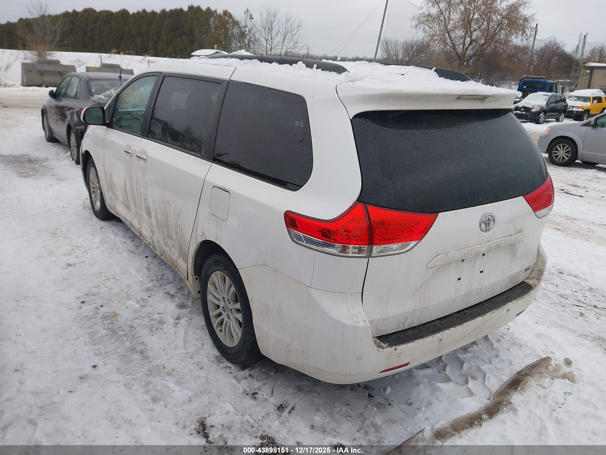 TOYOTA SIENNA image 3