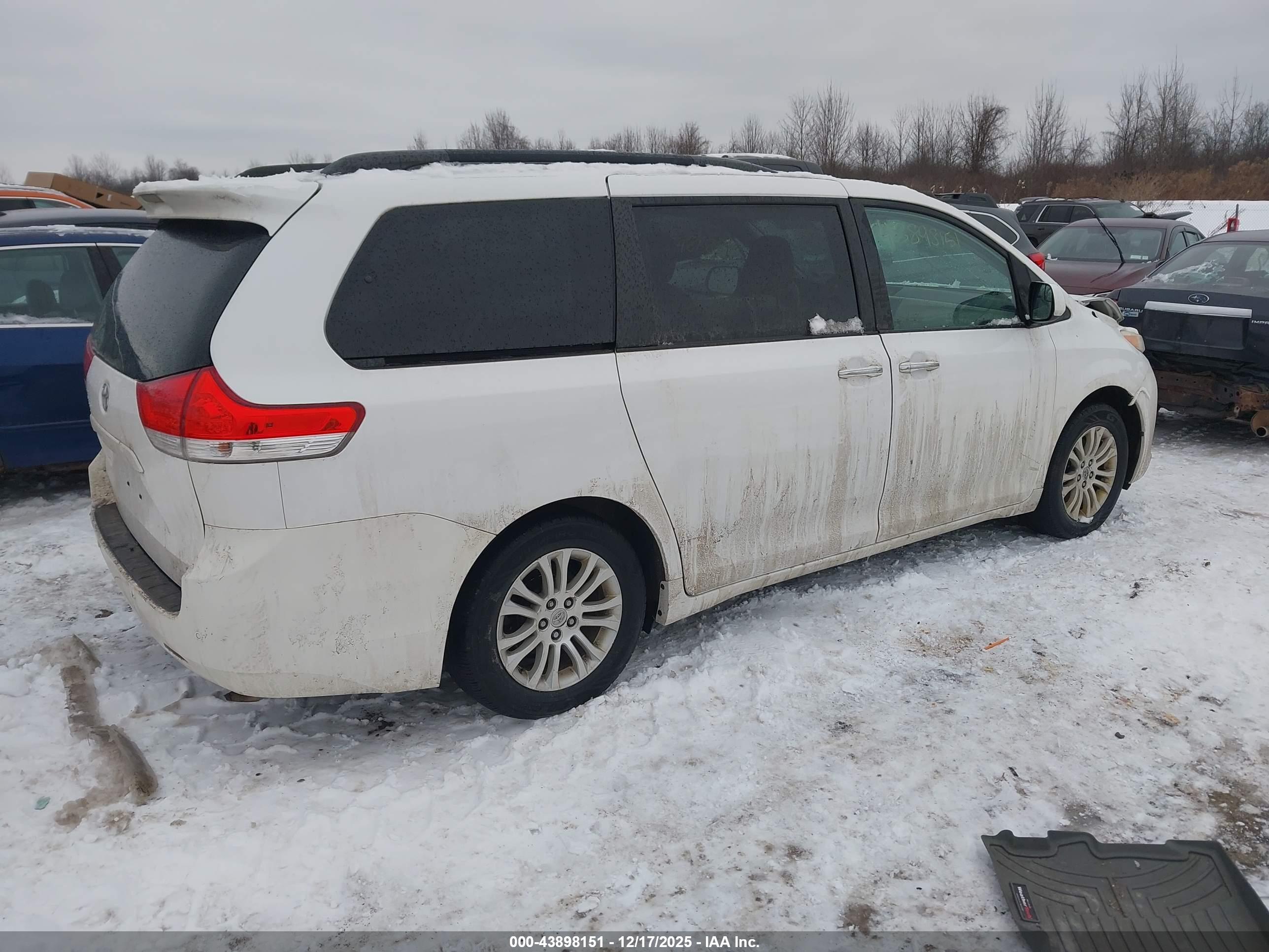 TOYOTA SIENNA image 4