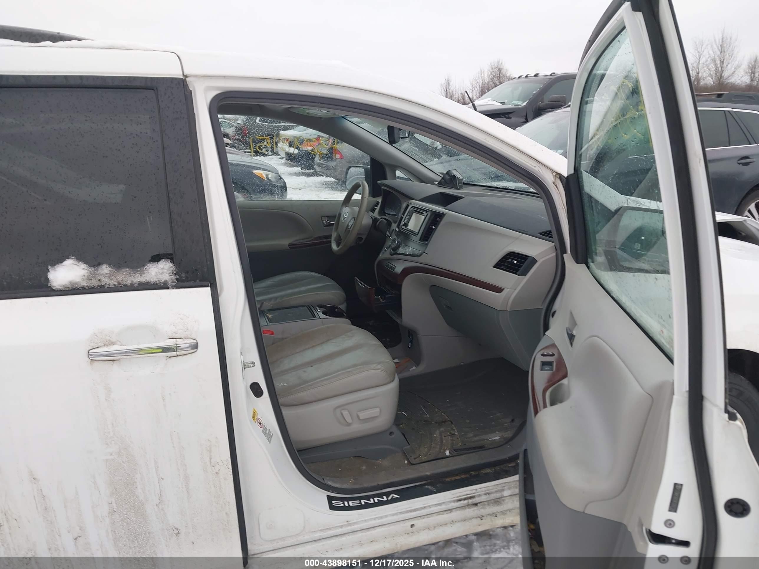 TOYOTA SIENNA image 5