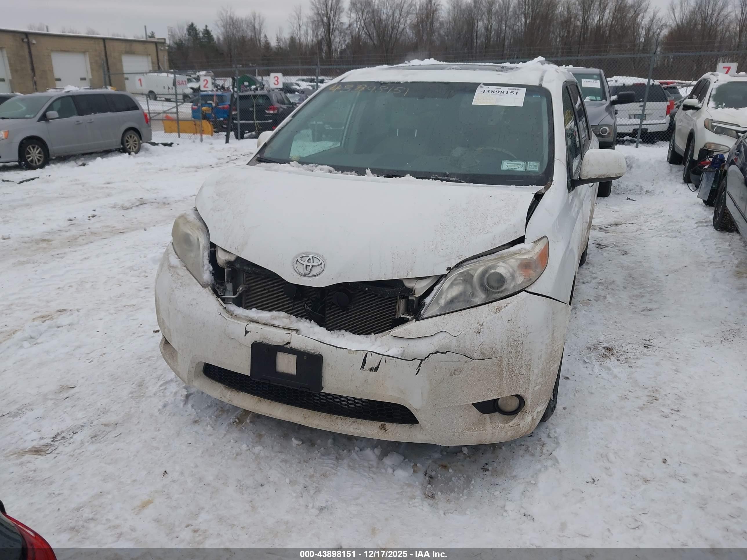 TOYOTA SIENNA image 6