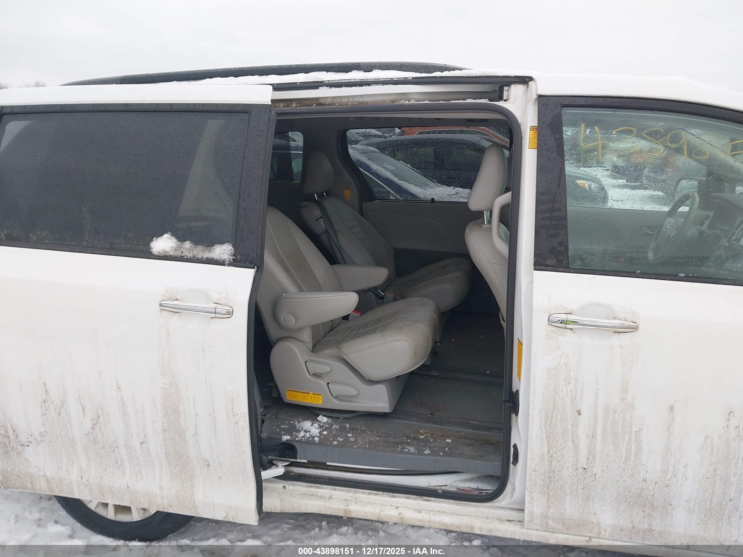 TOYOTA SIENNA image 8