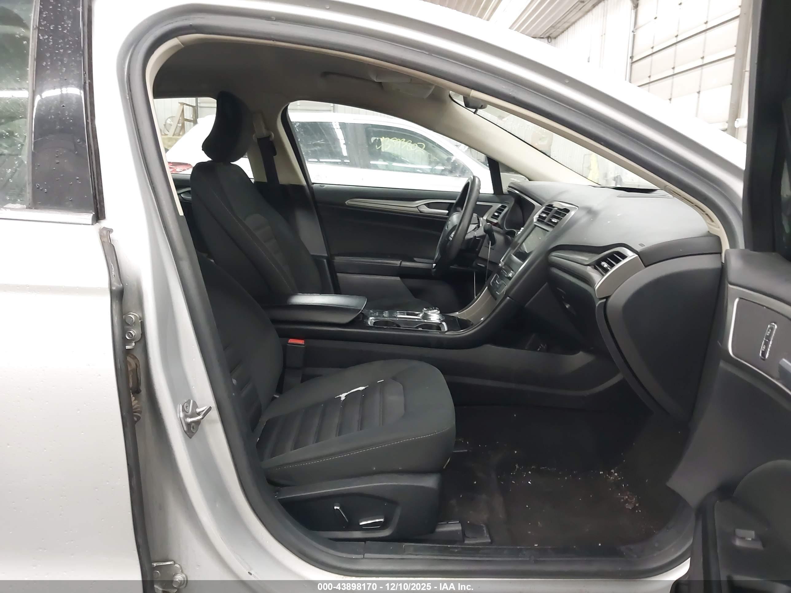 FORD FUSION image 5