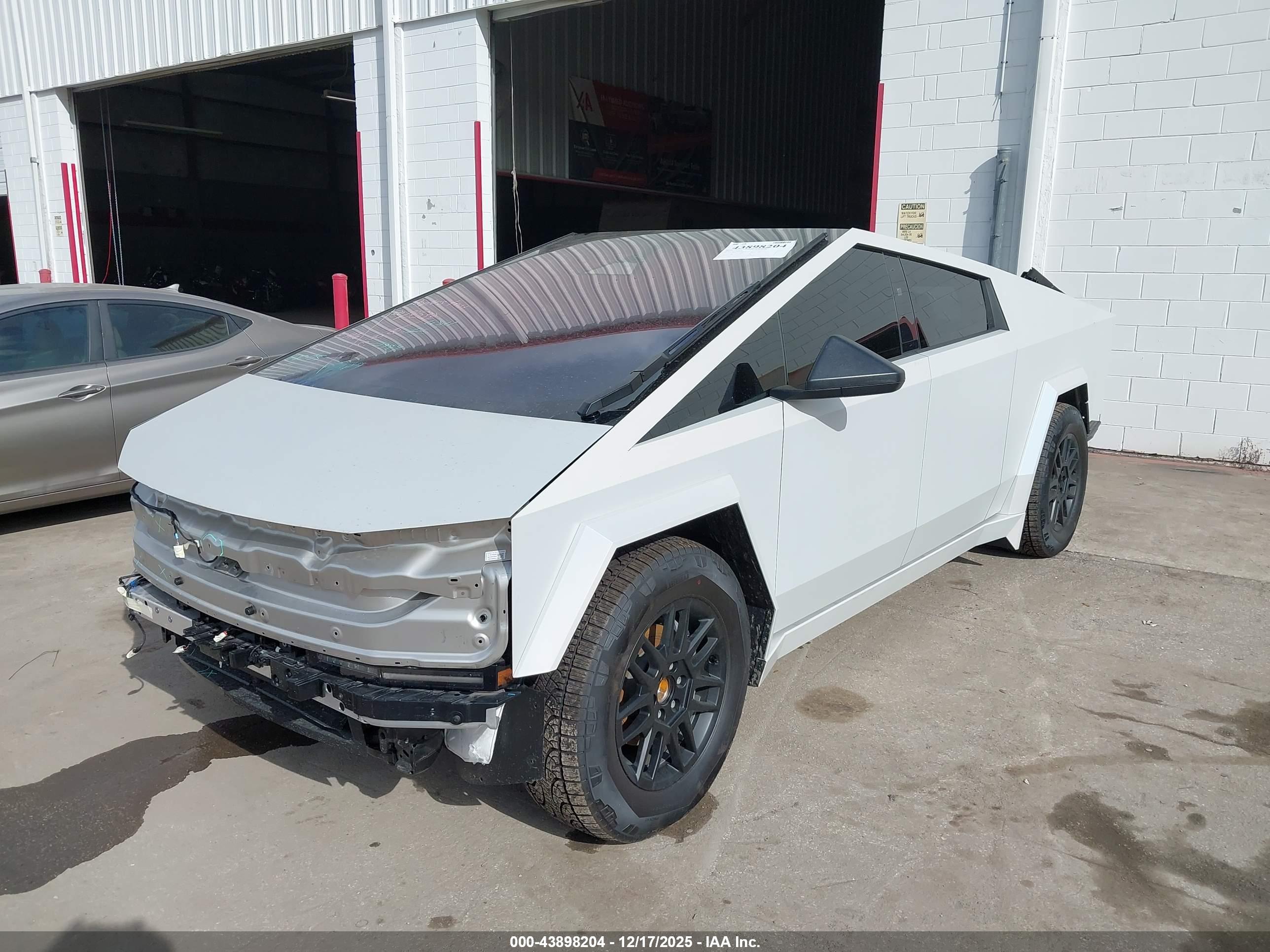 TESLA CYBERTRUCK image 2