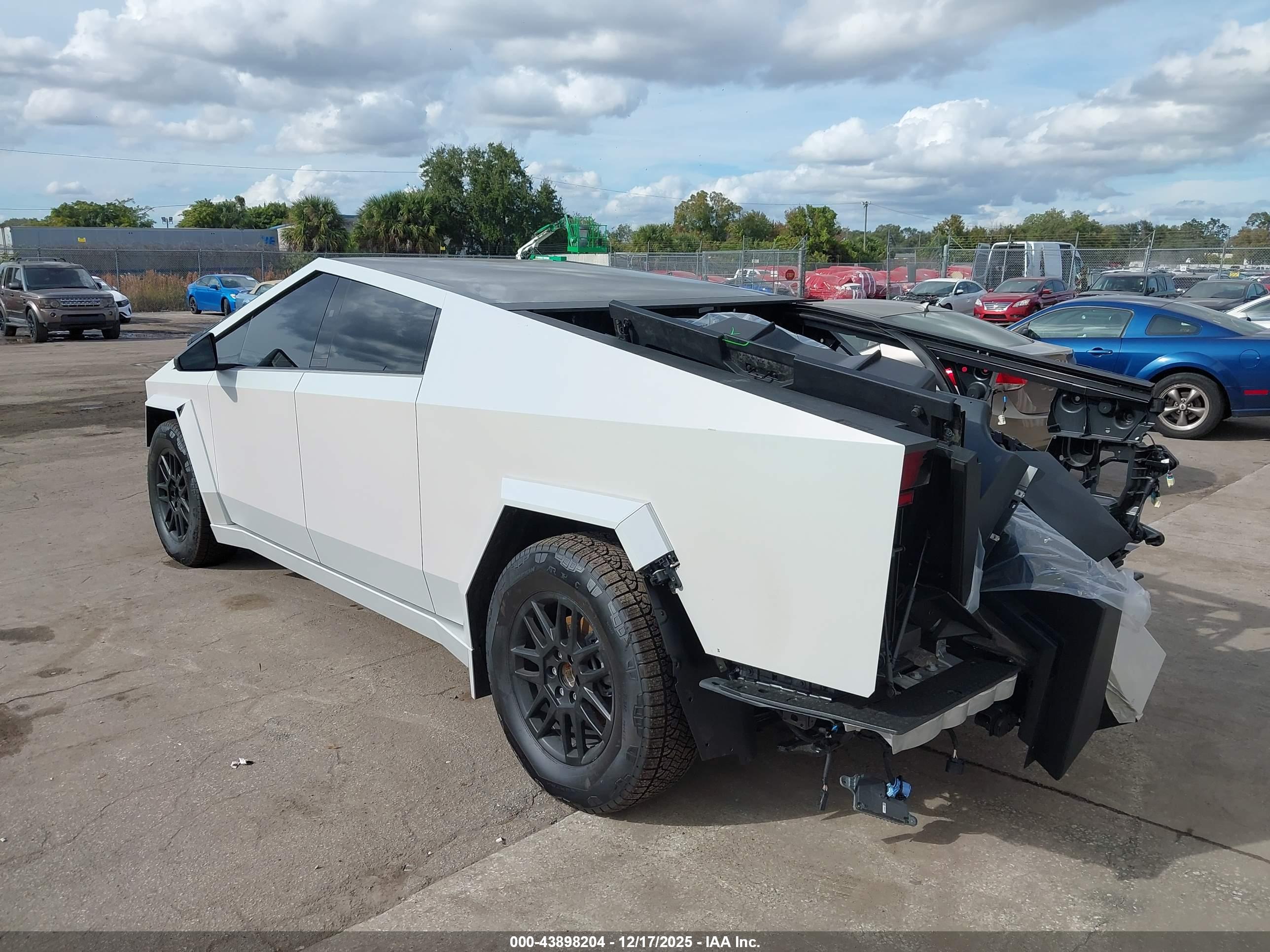 TESLA CYBERTRUCK image 3