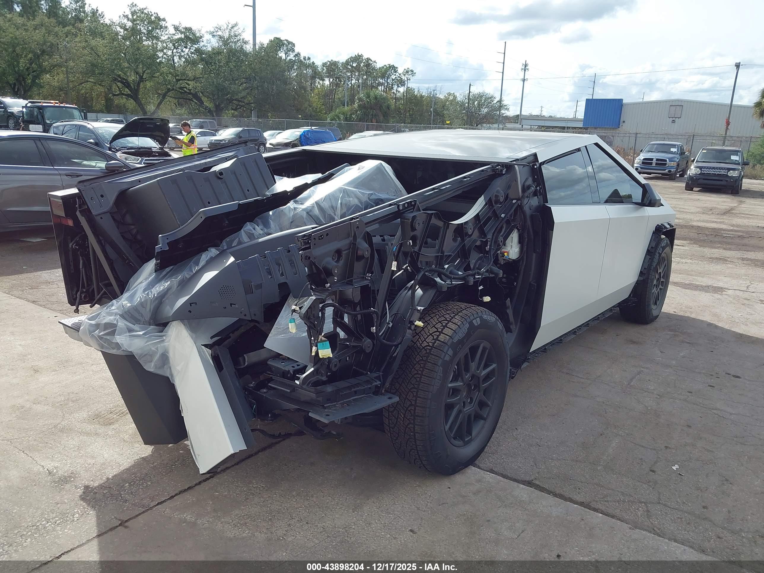 TESLA CYBERTRUCK image 4