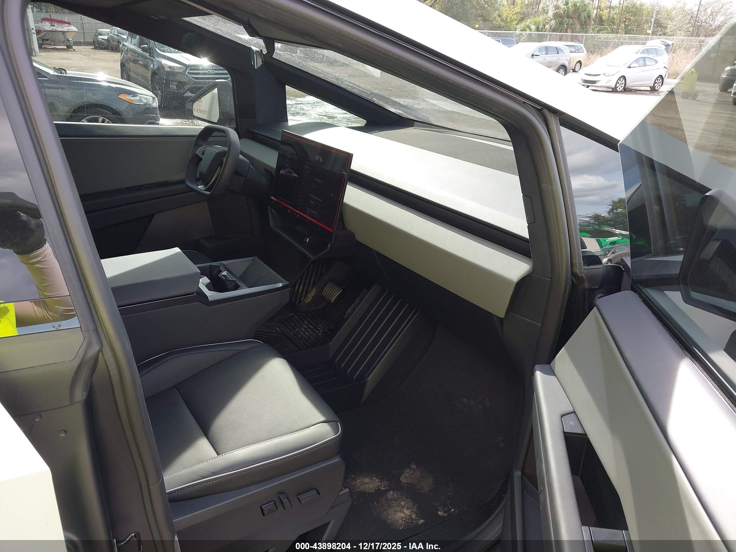 TESLA CYBERTRUCK image 5