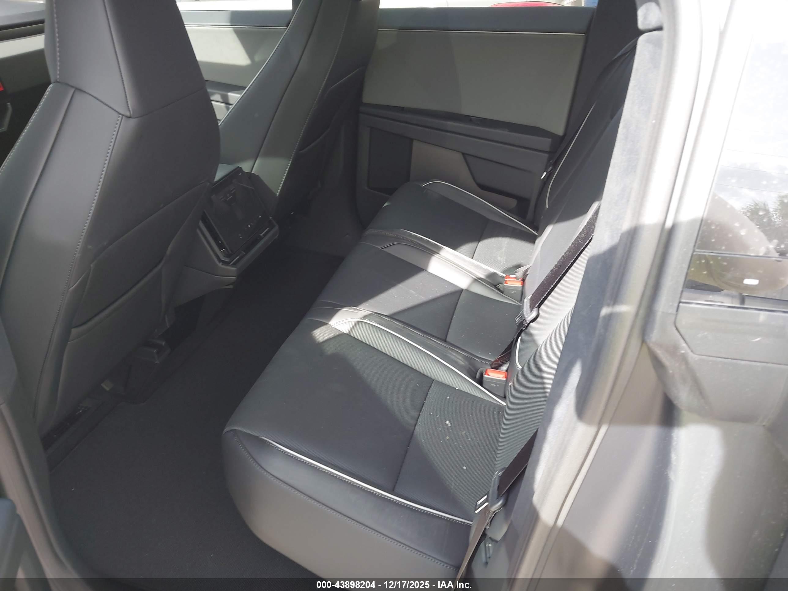 TESLA CYBERTRUCK image 8