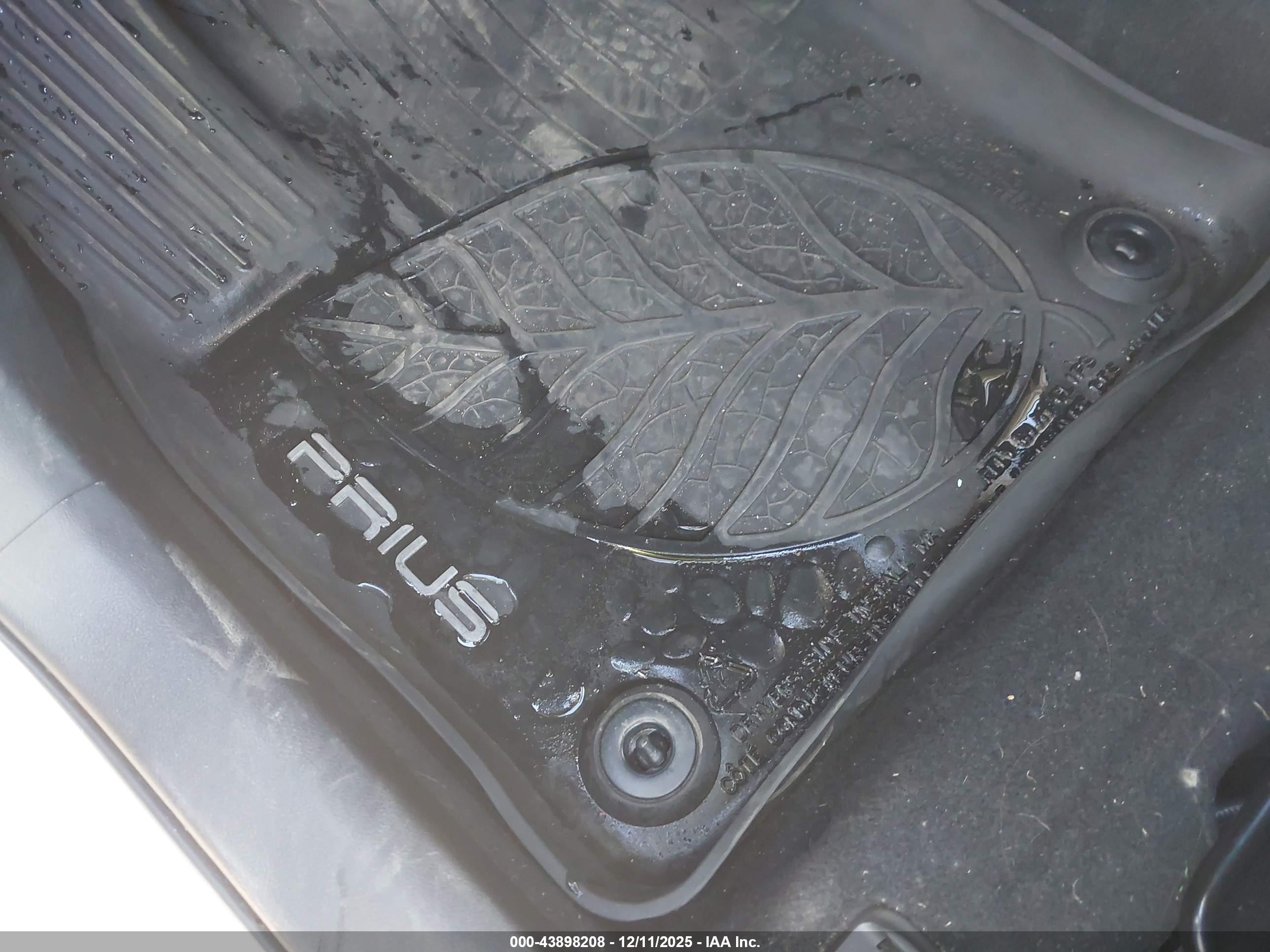 TOYOTA PRIUS image 6