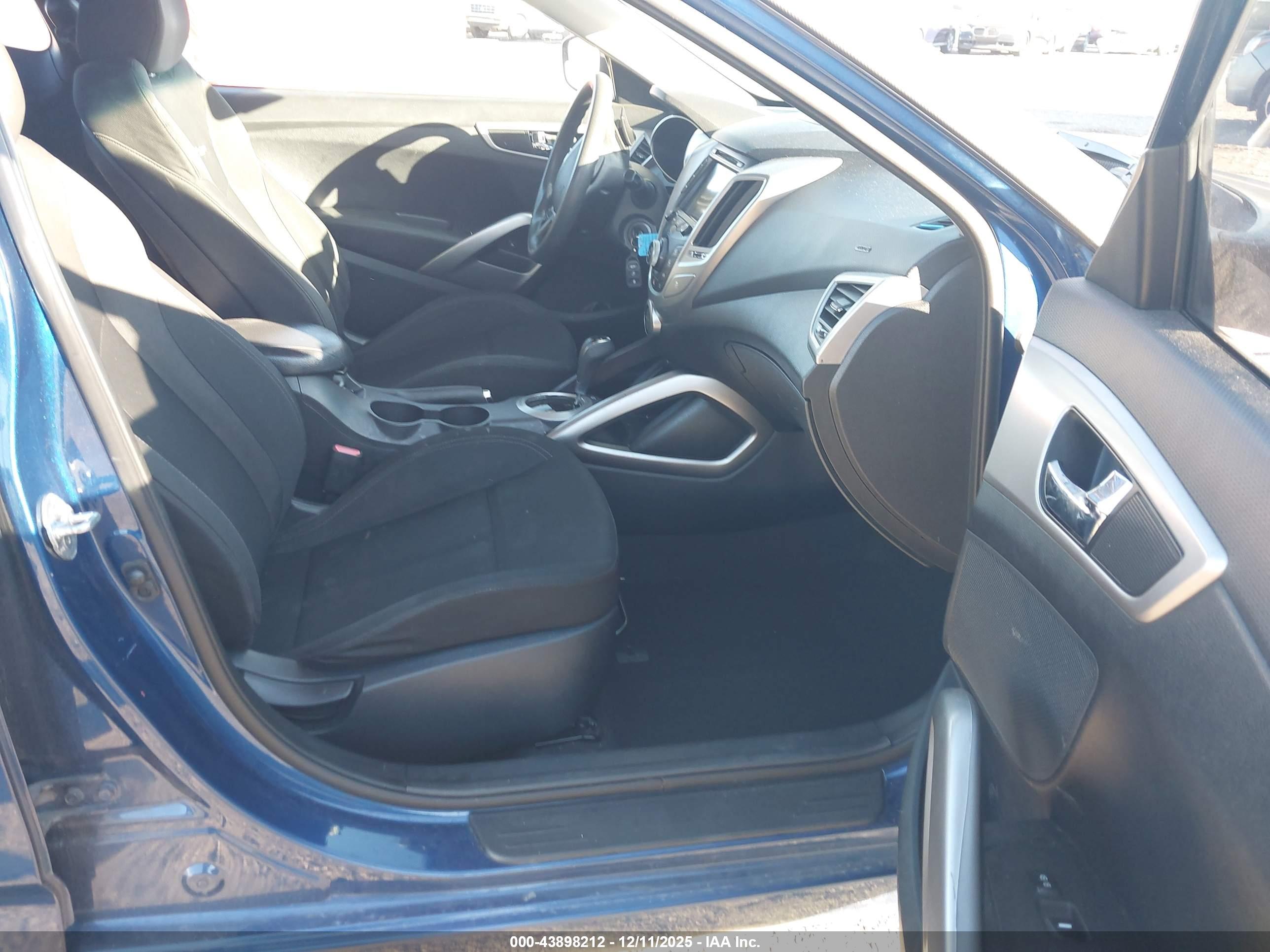 HYUNDAI VELOSTER image 5