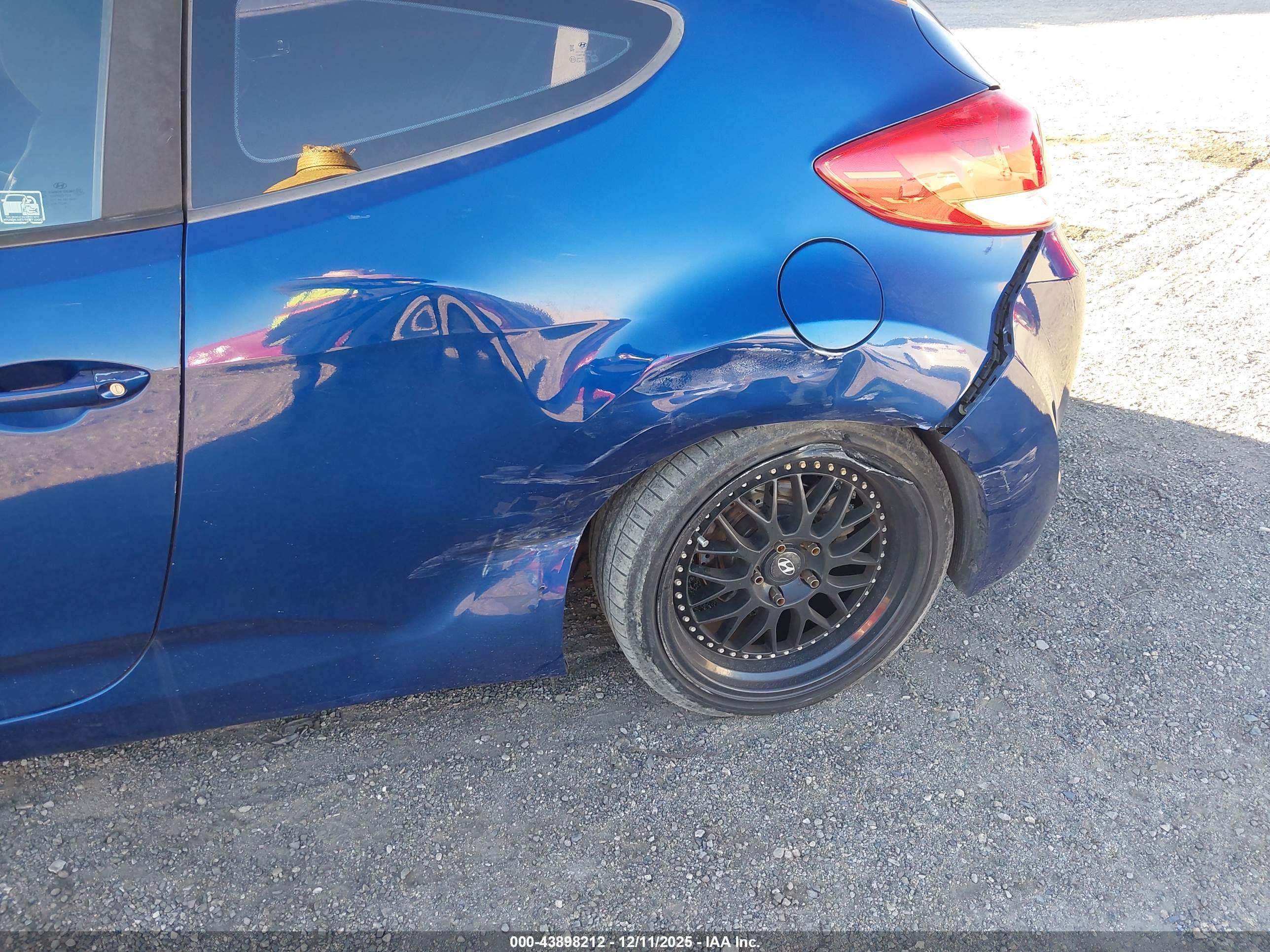 HYUNDAI VELOSTER image 6