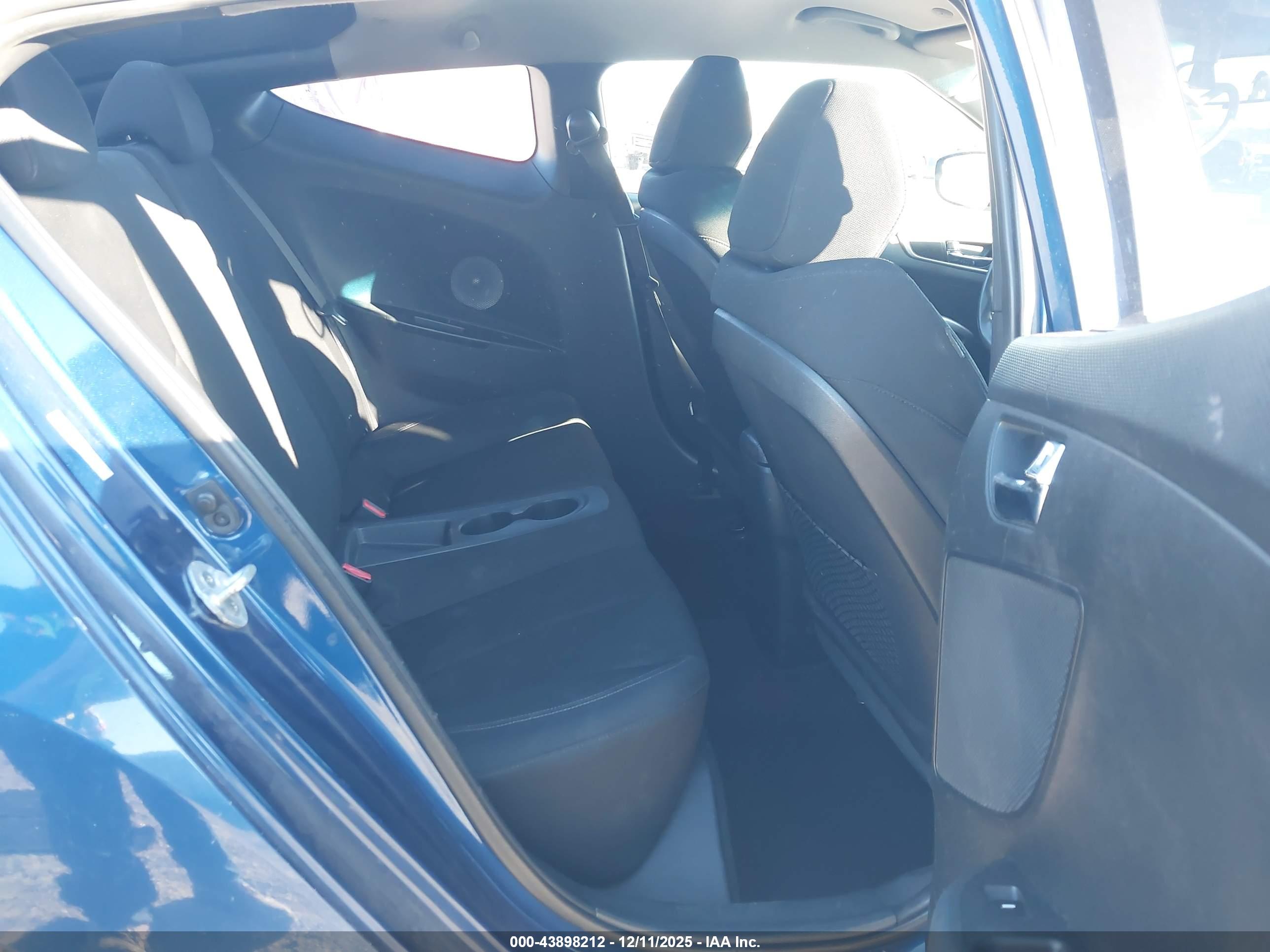 HYUNDAI VELOSTER image 8