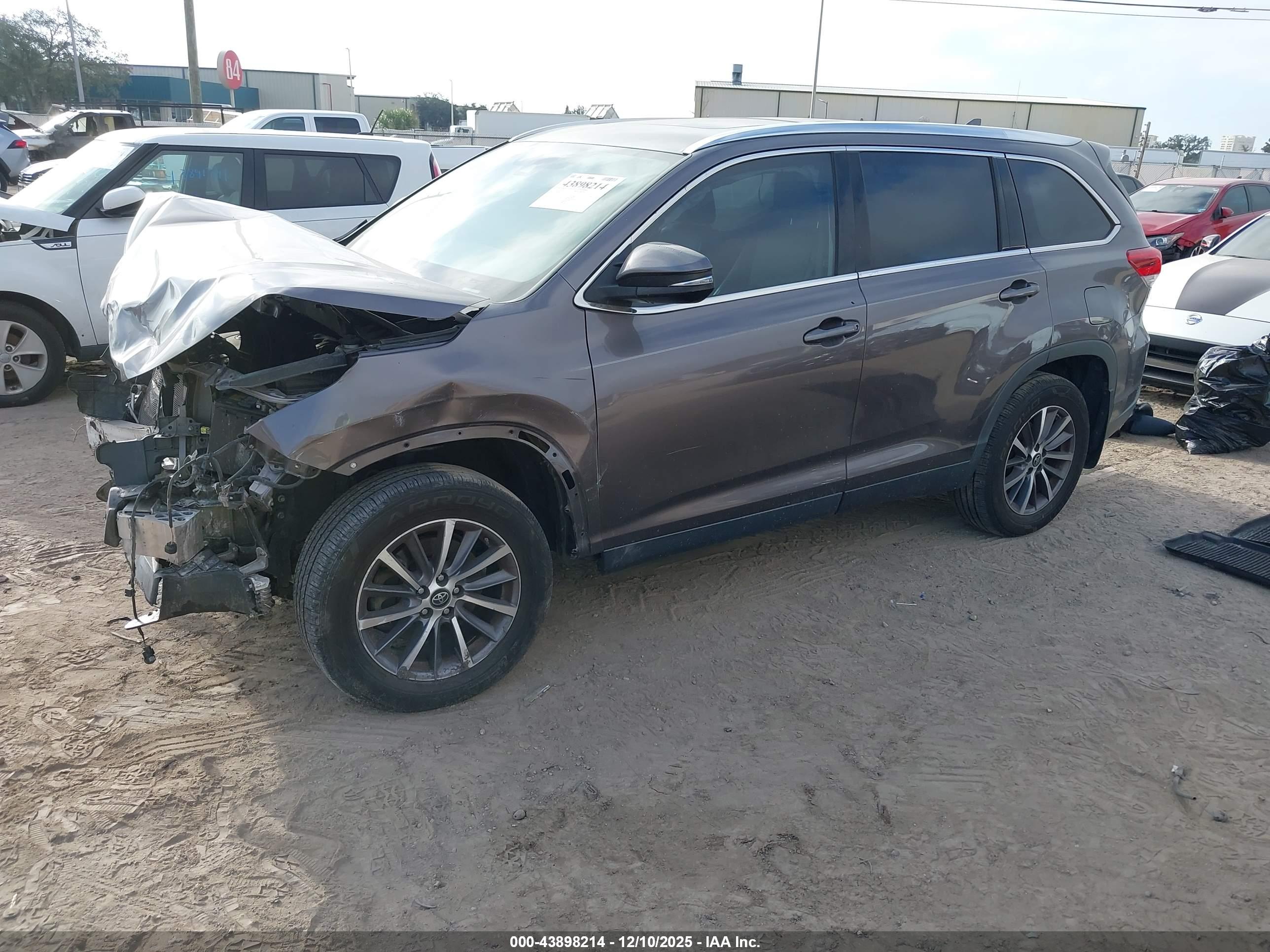 TOYOTA HIGHLANDER image 2