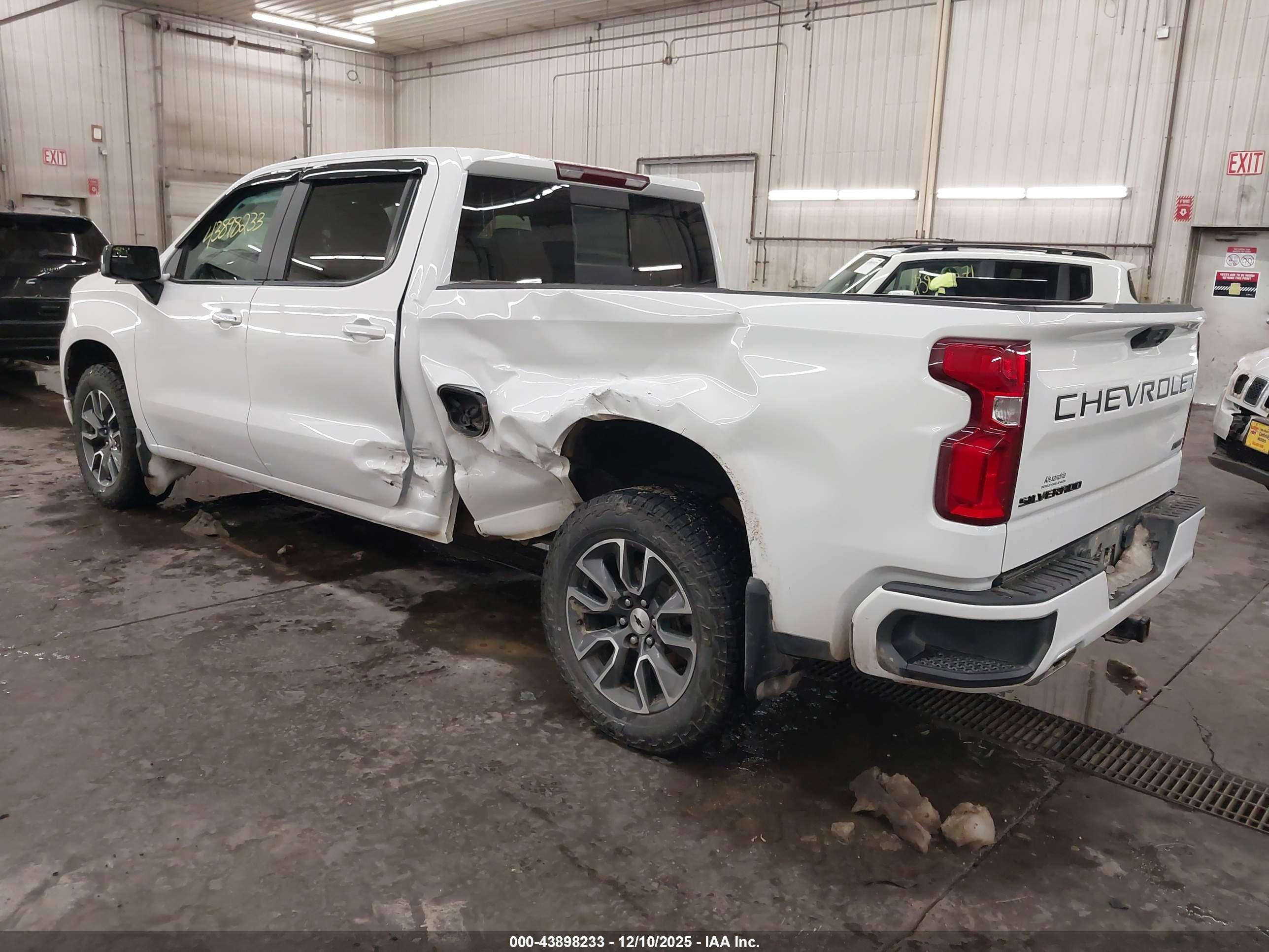 CHEVROLET SILVERADO image 3